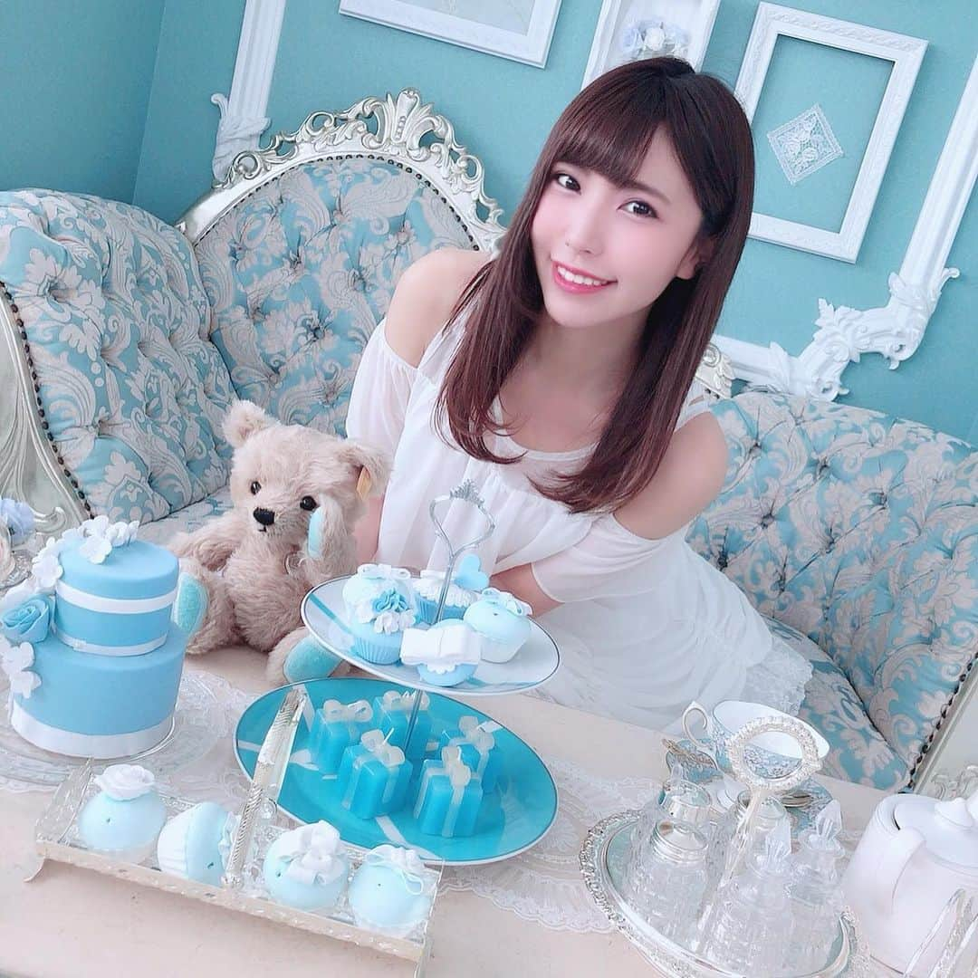 美和花樺さんのインスタグラム写真 - (美和花樺Instagram)「. . YouTube企画での個人撮影がひと段落したので、久しぶりに #instagram !! . 最近、撮影していただいたお部屋でのお気に入りのオフショットです(*´꒳`*) . ティファニーブルーとホワイトのお部屋が可愛すぎて///// . こんな可愛いお部屋に 住みたいなぁ〜♡ . #インスタ映えスポット  #ティファニーブルー #お部屋コーディネート  #instagood #instalike  #美和花樺 #miwaharuka」5月3日 19時20分 - hurhurchan