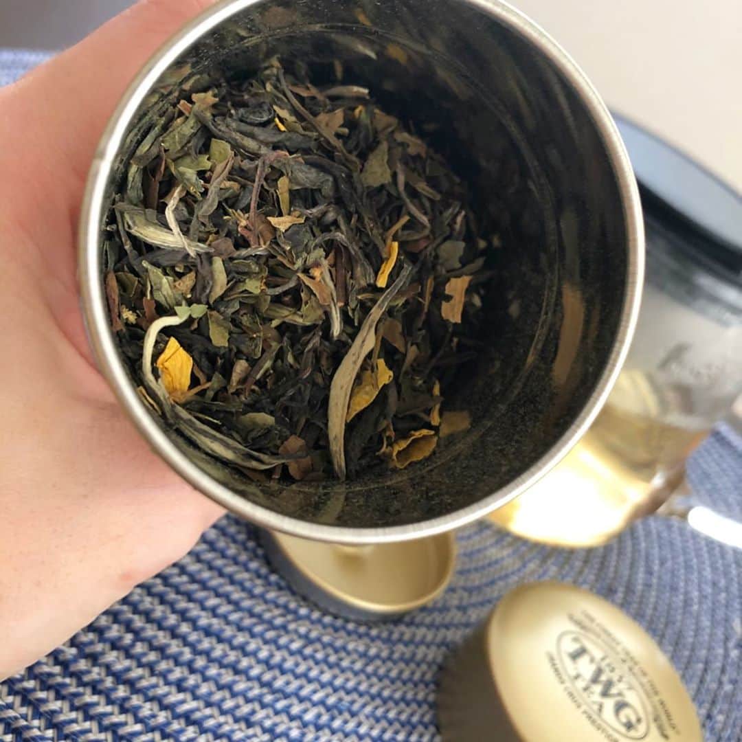 島津咲苗さんのインスタグラム写真 - (島津咲苗Instagram)「レースフラワーの元気がなくなってきたので、移し替えました。  クラッシュマムとピンポン菊は 2週間経っても可憐に咲いてくれています。  久しぶりにお気に入りの紅茶を。 TWGのホワイトティー、茶葉の中にイランイランという黄色い花が入っています🌼 澄み切ったフルーティーな香りで、飲むだけで癒されます😌  イランイランは、その香りの良さから香水としても使われていて、あのクレオパトラも愛用していたそうです。 . . . #TWG #twg紅茶 #twgtea #whitetea #ホワイトティー #イランイラン #紅茶好き #おうち時間 #紅茶のある暮らし」5月3日 19時15分 - sanae_shimazu