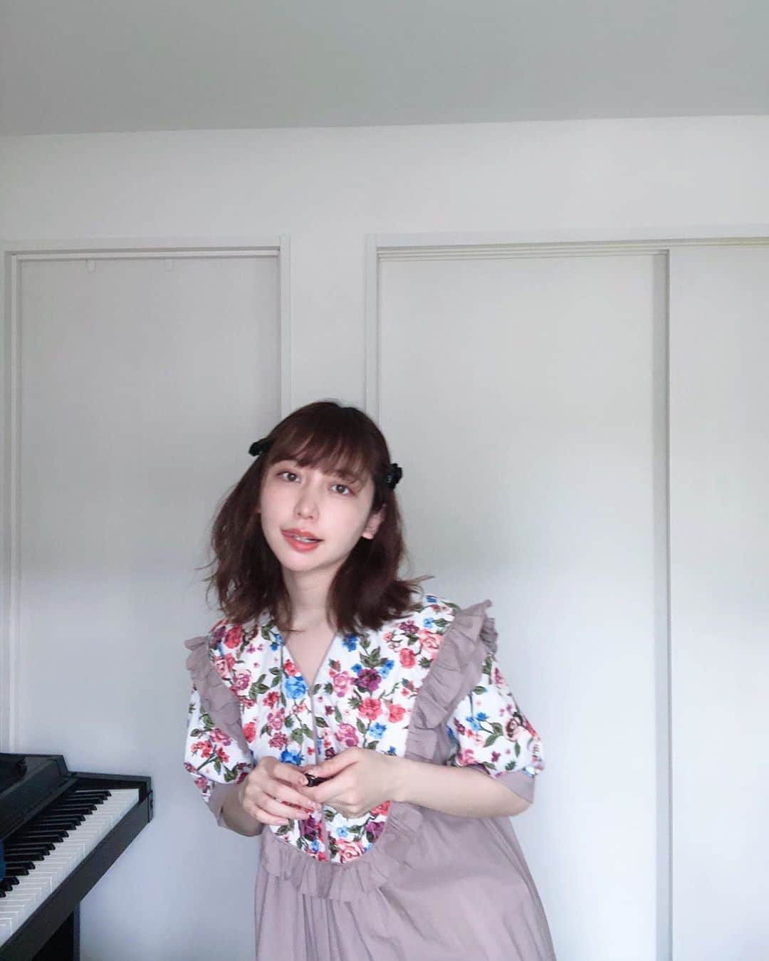 のインスタグラム：「🧸📷﻿ タイマーで撮るとこういうのありがち🤳﻿ .﻿ .﻿ どうぶつの森、やっとこ島クリエイターを理解しはじめて温泉街つくるためにせっせと崖を壊しまくってるよ👷‍♀️﻿ マイデザインとかはまだわからないから﻿ かわいい服でおめかしできないけど👗﻿ ﻿ こんなにちゃんとゲームをするのは﻿ コロコロカービーぶりかもしれない…(マイナーすぎて知ってる人居なそう…いるかな…😂)﻿ ﻿ ﻿ ﻿ ﻿ ﻿  #どうぶつの森 #ootd #selfie #merryjenny #メリージェニー #outfit  #code #春コーデ #셀카 #일상 #오오티디 #데일리룩 #좋아요환영 #팔로미」