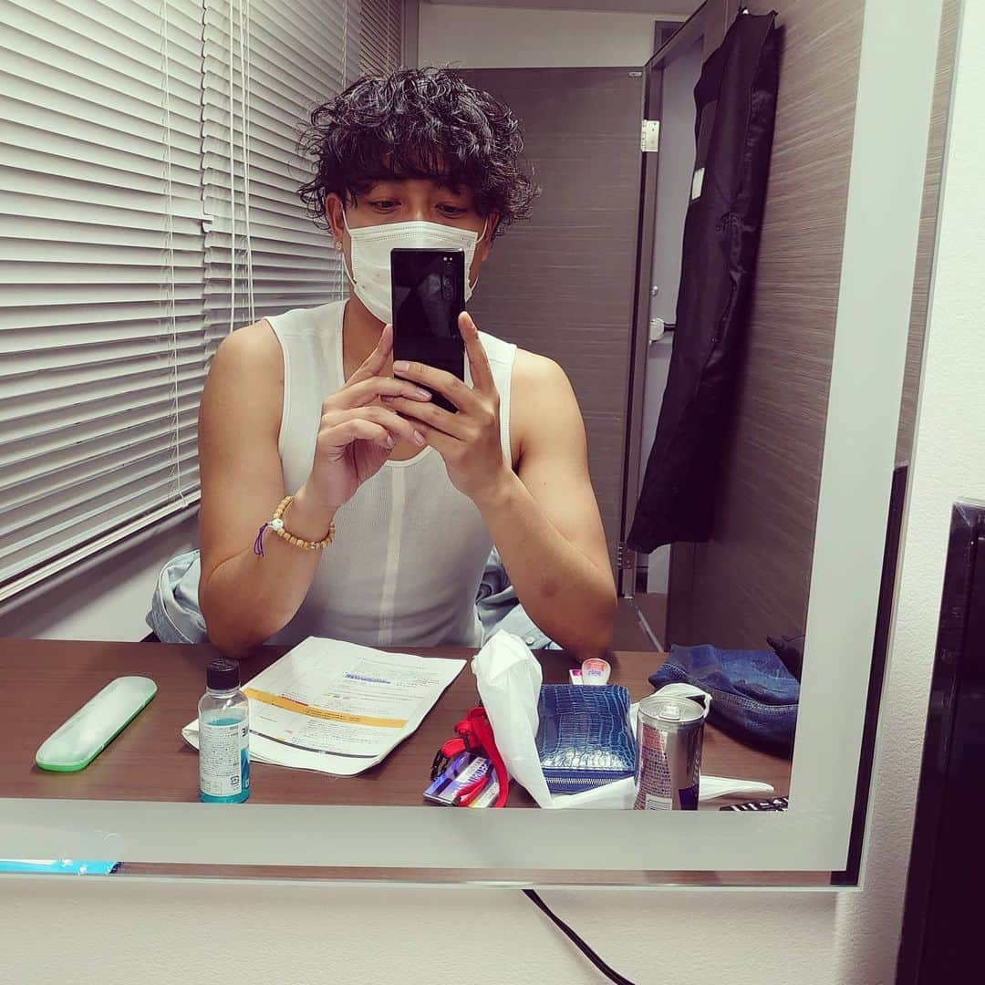 中村昌也のインスタグラム：「本日も２１時〜デイリー9ですよ〜!! 楽屋にて、着替える前ですわ…… 今日はシカゴブルズの深堀ですよ〜。。。 そして、あの大先輩の解説ですよ〜  楽しみ〜 是非〜。。。 #NBA #NBARakuten #RakutenTV #DAILY9 #CHICAGOBULLS」
