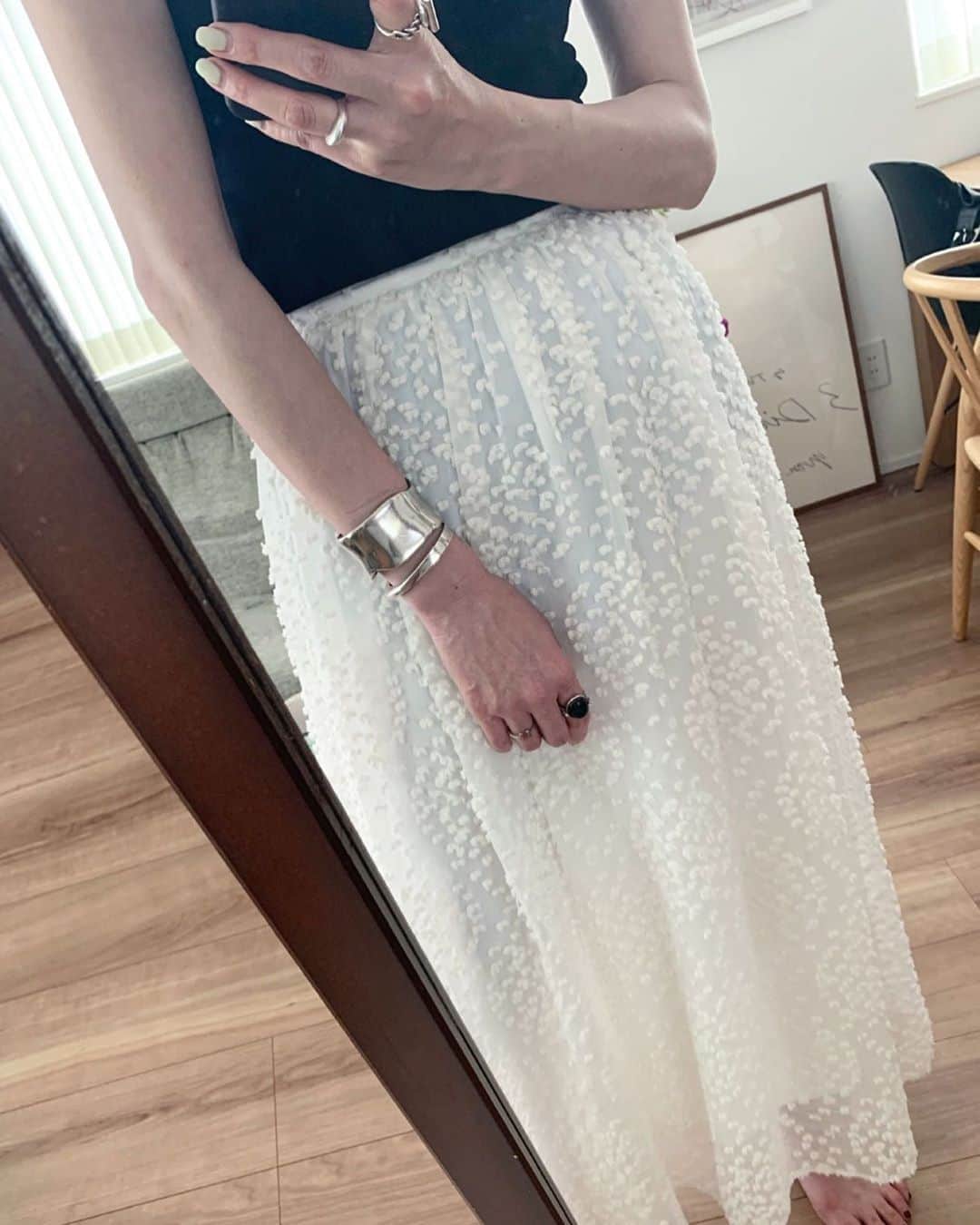 二ノ宮和佳子のインスタグラム：「Dot jacquard skirt @aewen_matoph  以前着てたドットジャカードブラウスと同素材のスカート ギャザースカートですが、落ち感があるので、広がりすぎずオトナっぽい印象 透け感があるので、レイヤードも楽しめますよ  今日みたいな気候だと、スカート気持ちいいね 350日くらいパンツ派のわたしですが、気分が変わって散歩も楽しかった  #aewenmatoph #イウエンマトフ #dot Jacquardskirt」