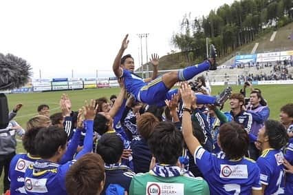 太田康介さんのインスタグラム写真 - (太田康介Instagram)「第六回  自分のサッカー人生振り返ってきましたが、いよいよ最近までいたFC今治での話になりました。  うずうずしてたよねぇ今治の選手達。分かるよ分かるよ。おかずも山田も上原のチンピラもしっかり読んでるんだろうなぁ。  しんじはさいたまと草津と武蔵野をあと３回ずつ読め。  それでは始めましょうか。  さいたまSCでのチームメイト高司さんに誘われ、自分がいままでどうやってプロになってどうやってＪリーグに昇格してきたか、いままでの経験を選手たちに伝えてほしい。そしてこのチームをＪリーグに導いてほしい。そういう事でオファーをもらい、自分も入る決意をしました。  結果的に２年間で契約満了になり正直、チームに貢献出来たかと言われたら自分の中ではあまり貢献は出来なかったかな。 1年目はフルタイムフル出場したけど2年目の去年は半分。やっぱりサッカー選手である以上試合に出てなんぼだし、選手として充実はしなかった1年だった。悔しさたっぷりのシーズンだった。ただ一つだけ言えるのはその置かれた状況の中で全力は尽くしたし自分のやるべき事は全力でやったと自負してます。 その中で主将としてFC今治を昇格に導く事ができたこと。その結果が出た事は嬉しく思いますし苦しかったシーズンだったけど自分にとってこの苦しさは必要だった一年だと思うし人間として成長出来た一年でした。  一番の財産はこれからいちプロサッカー選手として羽ばたいて行く後輩達の成長を見る事が出来たこと。 最初来たときはまだまだアマチュアな部分が多くあった選手達も2年で立派な戦うプロサッカー選手に成長していきました。 モンテディオ山形にいる小野田みたく、FC今治を飛び出してJ2、J1へ羽ばたく価値のある選手となっていって欲しい。  この先、サッカー選手として大きな挫折も味わうかもしれない。どんなに頑張っても、報われない時があるかもしれない。それでも諦めないで常に矢印を自分に向け、自分自身のために戦っていって欲しい。それって当たり前なんだけど結構大変なんだよね。でも自分のために頑張ってほしい。  俺と同じタイミングで契約満了になった選手達もいる。カテゴリーは下がったかもしれないけどまだまだここから。俺は29でＪリーグデビューした。いきなり転がってくるチャンスを掴むためにそれぞれの環境で死ぬほど努力してください。俺も引退する最後の最後まで死ぬほど努力します。  最後にFC今治を愛する皆様。 あの夢スタの雰囲気、俺は大好きです。子供からおじいちゃんおばあちゃんまで沢山の皆さんが一緒に応援するあの空間。あの雰囲気をこれからも続けてくださいね。  いつまで夢スタで試合が出来るか分からないけど、いまはゴール裏一部だけだけど、いつの日かゴール裏、バックスタンド、更にはスタジアム全部がみんなで一つになって応援し、更に最高の雰囲気作りができる日を願ってます。  これからもFC今治に熱い声援、よろしくお願いします。  夢スタはグランドとスタンドが近いですからね。ゴール裏の皆さん、油断してると顔面当たって超危険なので選手のシュートミスにはくれぐれもご注意くださいね！！！ 有間桑島が外した時にはヘタクソ！！！ってヤジってやってください💪💪 玉城の時はため息で大丈夫です。  金子は、、、 、、、契約満了だった。  次の投稿の総括で振り返りは終了。 長い間お付き合いくださいましてありがとうございました。  #中島サッカー少年団 #ロクFC #浦和東高校　 #中央大学学友会サッカー部  #さいたまSC #ザスパ草津チャレンジャーズ #横河武蔵野FC #FC町田ゼルビア #ツエーゲン金沢 #FC今治 #ラインメール青森」5月3日 19時18分 - kosukeota.7