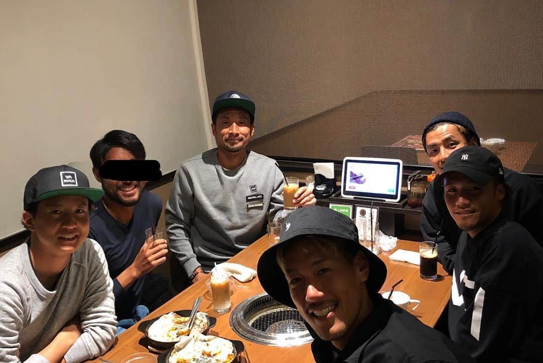 太田康介さんのインスタグラム写真 - (太田康介Instagram)「第六回  自分のサッカー人生振り返ってきましたが、いよいよ最近までいたFC今治での話になりました。  うずうずしてたよねぇ今治の選手達。分かるよ分かるよ。おかずも山田も上原のチンピラもしっかり読んでるんだろうなぁ。  しんじはさいたまと草津と武蔵野をあと３回ずつ読め。  それでは始めましょうか。  さいたまSCでのチームメイト高司さんに誘われ、自分がいままでどうやってプロになってどうやってＪリーグに昇格してきたか、いままでの経験を選手たちに伝えてほしい。そしてこのチームをＪリーグに導いてほしい。そういう事でオファーをもらい、自分も入る決意をしました。  結果的に２年間で契約満了になり正直、チームに貢献出来たかと言われたら自分の中ではあまり貢献は出来なかったかな。 1年目はフルタイムフル出場したけど2年目の去年は半分。やっぱりサッカー選手である以上試合に出てなんぼだし、選手として充実はしなかった1年だった。悔しさたっぷりのシーズンだった。ただ一つだけ言えるのはその置かれた状況の中で全力は尽くしたし自分のやるべき事は全力でやったと自負してます。 その中で主将としてFC今治を昇格に導く事ができたこと。その結果が出た事は嬉しく思いますし苦しかったシーズンだったけど自分にとってこの苦しさは必要だった一年だと思うし人間として成長出来た一年でした。  一番の財産はこれからいちプロサッカー選手として羽ばたいて行く後輩達の成長を見る事が出来たこと。 最初来たときはまだまだアマチュアな部分が多くあった選手達も2年で立派な戦うプロサッカー選手に成長していきました。 モンテディオ山形にいる小野田みたく、FC今治を飛び出してJ2、J1へ羽ばたく価値のある選手となっていって欲しい。  この先、サッカー選手として大きな挫折も味わうかもしれない。どんなに頑張っても、報われない時があるかもしれない。それでも諦めないで常に矢印を自分に向け、自分自身のために戦っていって欲しい。それって当たり前なんだけど結構大変なんだよね。でも自分のために頑張ってほしい。  俺と同じタイミングで契約満了になった選手達もいる。カテゴリーは下がったかもしれないけどまだまだここから。俺は29でＪリーグデビューした。いきなり転がってくるチャンスを掴むためにそれぞれの環境で死ぬほど努力してください。俺も引退する最後の最後まで死ぬほど努力します。  最後にFC今治を愛する皆様。 あの夢スタの雰囲気、俺は大好きです。子供からおじいちゃんおばあちゃんまで沢山の皆さんが一緒に応援するあの空間。あの雰囲気をこれからも続けてくださいね。  いつまで夢スタで試合が出来るか分からないけど、いまはゴール裏一部だけだけど、いつの日かゴール裏、バックスタンド、更にはスタジアム全部がみんなで一つになって応援し、更に最高の雰囲気作りができる日を願ってます。  これからもFC今治に熱い声援、よろしくお願いします。  夢スタはグランドとスタンドが近いですからね。ゴール裏の皆さん、油断してると顔面当たって超危険なので選手のシュートミスにはくれぐれもご注意くださいね！！！ 有間桑島が外した時にはヘタクソ！！！ってヤジってやってください💪💪 玉城の時はため息で大丈夫です。  金子は、、、 、、、契約満了だった。  次の投稿の総括で振り返りは終了。 長い間お付き合いくださいましてありがとうございました。  #中島サッカー少年団 #ロクFC #浦和東高校　 #中央大学学友会サッカー部  #さいたまSC #ザスパ草津チャレンジャーズ #横河武蔵野FC #FC町田ゼルビア #ツエーゲン金沢 #FC今治 #ラインメール青森」5月3日 19時18分 - kosukeota.7