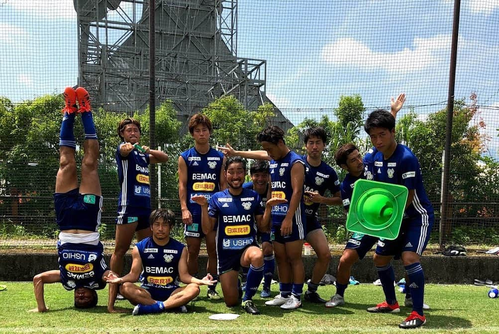 太田康介さんのインスタグラム写真 - (太田康介Instagram)「第六回  自分のサッカー人生振り返ってきましたが、いよいよ最近までいたFC今治での話になりました。  うずうずしてたよねぇ今治の選手達。分かるよ分かるよ。おかずも山田も上原のチンピラもしっかり読んでるんだろうなぁ。  しんじはさいたまと草津と武蔵野をあと３回ずつ読め。  それでは始めましょうか。  さいたまSCでのチームメイト高司さんに誘われ、自分がいままでどうやってプロになってどうやってＪリーグに昇格してきたか、いままでの経験を選手たちに伝えてほしい。そしてこのチームをＪリーグに導いてほしい。そういう事でオファーをもらい、自分も入る決意をしました。  結果的に２年間で契約満了になり正直、チームに貢献出来たかと言われたら自分の中ではあまり貢献は出来なかったかな。 1年目はフルタイムフル出場したけど2年目の去年は半分。やっぱりサッカー選手である以上試合に出てなんぼだし、選手として充実はしなかった1年だった。悔しさたっぷりのシーズンだった。ただ一つだけ言えるのはその置かれた状況の中で全力は尽くしたし自分のやるべき事は全力でやったと自負してます。 その中で主将としてFC今治を昇格に導く事ができたこと。その結果が出た事は嬉しく思いますし苦しかったシーズンだったけど自分にとってこの苦しさは必要だった一年だと思うし人間として成長出来た一年でした。  一番の財産はこれからいちプロサッカー選手として羽ばたいて行く後輩達の成長を見る事が出来たこと。 最初来たときはまだまだアマチュアな部分が多くあった選手達も2年で立派な戦うプロサッカー選手に成長していきました。 モンテディオ山形にいる小野田みたく、FC今治を飛び出してJ2、J1へ羽ばたく価値のある選手となっていって欲しい。  この先、サッカー選手として大きな挫折も味わうかもしれない。どんなに頑張っても、報われない時があるかもしれない。それでも諦めないで常に矢印を自分に向け、自分自身のために戦っていって欲しい。それって当たり前なんだけど結構大変なんだよね。でも自分のために頑張ってほしい。  俺と同じタイミングで契約満了になった選手達もいる。カテゴリーは下がったかもしれないけどまだまだここから。俺は29でＪリーグデビューした。いきなり転がってくるチャンスを掴むためにそれぞれの環境で死ぬほど努力してください。俺も引退する最後の最後まで死ぬほど努力します。  最後にFC今治を愛する皆様。 あの夢スタの雰囲気、俺は大好きです。子供からおじいちゃんおばあちゃんまで沢山の皆さんが一緒に応援するあの空間。あの雰囲気をこれからも続けてくださいね。  いつまで夢スタで試合が出来るか分からないけど、いまはゴール裏一部だけだけど、いつの日かゴール裏、バックスタンド、更にはスタジアム全部がみんなで一つになって応援し、更に最高の雰囲気作りができる日を願ってます。  これからもFC今治に熱い声援、よろしくお願いします。  夢スタはグランドとスタンドが近いですからね。ゴール裏の皆さん、油断してると顔面当たって超危険なので選手のシュートミスにはくれぐれもご注意くださいね！！！ 有間桑島が外した時にはヘタクソ！！！ってヤジってやってください💪💪 玉城の時はため息で大丈夫です。  金子は、、、 、、、契約満了だった。  次の投稿の総括で振り返りは終了。 長い間お付き合いくださいましてありがとうございました。  #中島サッカー少年団 #ロクFC #浦和東高校　 #中央大学学友会サッカー部  #さいたまSC #ザスパ草津チャレンジャーズ #横河武蔵野FC #FC町田ゼルビア #ツエーゲン金沢 #FC今治 #ラインメール青森」5月3日 19時18分 - kosukeota.7