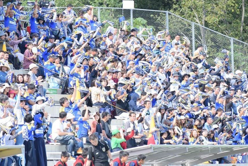 太田康介さんのインスタグラム写真 - (太田康介Instagram)「第六回  自分のサッカー人生振り返ってきましたが、いよいよ最近までいたFC今治での話になりました。  うずうずしてたよねぇ今治の選手達。分かるよ分かるよ。おかずも山田も上原のチンピラもしっかり読んでるんだろうなぁ。  しんじはさいたまと草津と武蔵野をあと３回ずつ読め。  それでは始めましょうか。  さいたまSCでのチームメイト高司さんに誘われ、自分がいままでどうやってプロになってどうやってＪリーグに昇格してきたか、いままでの経験を選手たちに伝えてほしい。そしてこのチームをＪリーグに導いてほしい。そういう事でオファーをもらい、自分も入る決意をしました。  結果的に２年間で契約満了になり正直、チームに貢献出来たかと言われたら自分の中ではあまり貢献は出来なかったかな。 1年目はフルタイムフル出場したけど2年目の去年は半分。やっぱりサッカー選手である以上試合に出てなんぼだし、選手として充実はしなかった1年だった。悔しさたっぷりのシーズンだった。ただ一つだけ言えるのはその置かれた状況の中で全力は尽くしたし自分のやるべき事は全力でやったと自負してます。 その中で主将としてFC今治を昇格に導く事ができたこと。その結果が出た事は嬉しく思いますし苦しかったシーズンだったけど自分にとってこの苦しさは必要だった一年だと思うし人間として成長出来た一年でした。  一番の財産はこれからいちプロサッカー選手として羽ばたいて行く後輩達の成長を見る事が出来たこと。 最初来たときはまだまだアマチュアな部分が多くあった選手達も2年で立派な戦うプロサッカー選手に成長していきました。 モンテディオ山形にいる小野田みたく、FC今治を飛び出してJ2、J1へ羽ばたく価値のある選手となっていって欲しい。  この先、サッカー選手として大きな挫折も味わうかもしれない。どんなに頑張っても、報われない時があるかもしれない。それでも諦めないで常に矢印を自分に向け、自分自身のために戦っていって欲しい。それって当たり前なんだけど結構大変なんだよね。でも自分のために頑張ってほしい。  俺と同じタイミングで契約満了になった選手達もいる。カテゴリーは下がったかもしれないけどまだまだここから。俺は29でＪリーグデビューした。いきなり転がってくるチャンスを掴むためにそれぞれの環境で死ぬほど努力してください。俺も引退する最後の最後まで死ぬほど努力します。  最後にFC今治を愛する皆様。 あの夢スタの雰囲気、俺は大好きです。子供からおじいちゃんおばあちゃんまで沢山の皆さんが一緒に応援するあの空間。あの雰囲気をこれからも続けてくださいね。  いつまで夢スタで試合が出来るか分からないけど、いまはゴール裏一部だけだけど、いつの日かゴール裏、バックスタンド、更にはスタジアム全部がみんなで一つになって応援し、更に最高の雰囲気作りができる日を願ってます。  これからもFC今治に熱い声援、よろしくお願いします。  夢スタはグランドとスタンドが近いですからね。ゴール裏の皆さん、油断してると顔面当たって超危険なので選手のシュートミスにはくれぐれもご注意くださいね！！！ 有間桑島が外した時にはヘタクソ！！！ってヤジってやってください💪💪 玉城の時はため息で大丈夫です。  金子は、、、 、、、契約満了だった。  次の投稿の総括で振り返りは終了。 長い間お付き合いくださいましてありがとうございました。  #中島サッカー少年団 #ロクFC #浦和東高校　 #中央大学学友会サッカー部  #さいたまSC #ザスパ草津チャレンジャーズ #横河武蔵野FC #FC町田ゼルビア #ツエーゲン金沢 #FC今治 #ラインメール青森」5月3日 19時18分 - kosukeota.7