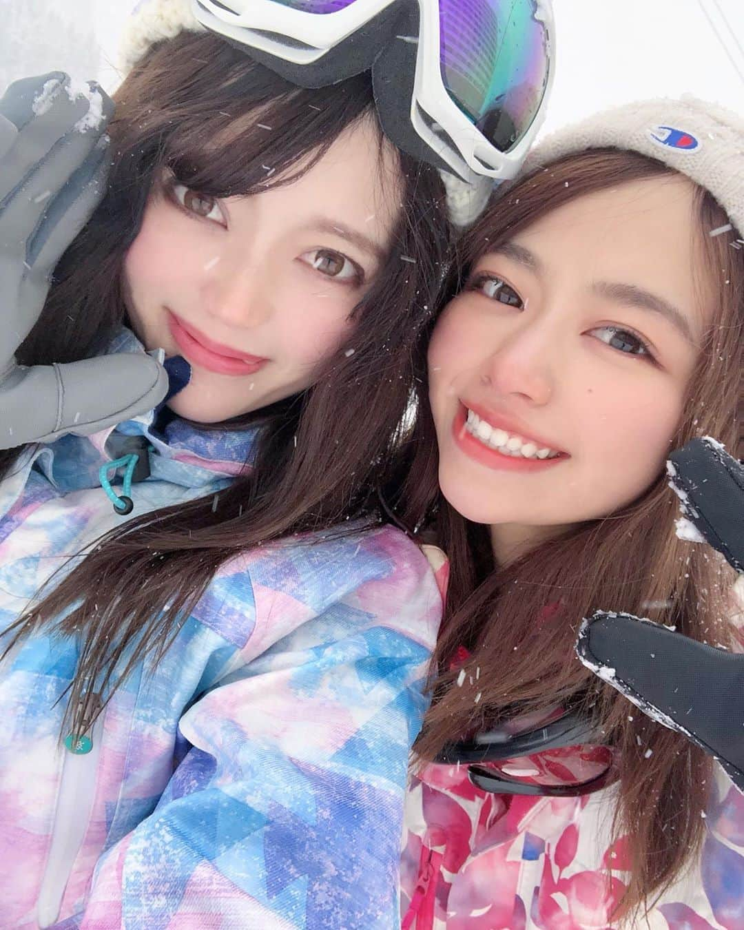 山田あかりさんのインスタグラム写真 - (山田あかりInstagram)「楽しかった思い出巡り🥰❤ 沢山滑ったあとー(*ˊ˘ˋ*)｡♪:*° .  わたしのポーズ謎だけど🤣 . .  昨日は4人で7時間くらいLINE飲み会してた🙈❤ .  楽しかった(*´`)♡ .  #スノボー女子 #スノボ女子 #エンゼルグランディア越後中里 #越後湯沢 #温泉旅行 #越後中里 #スキー場 #スノボ #思い出 #楽天 #旅行好きな人と繋がりたい #旅行 #タビジョ #メイク #冬メイク #カラコン #ナチュラルカラコン #看護師 #いいね返しは絶対 #いいね返し」5月3日 19時29分 - akari030201