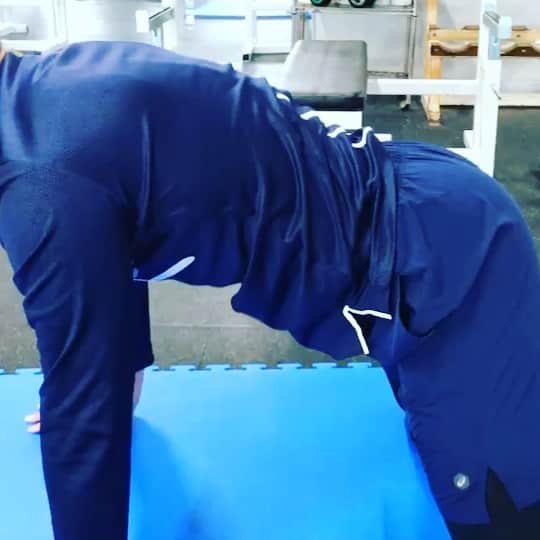寺島成輝のインスタグラム：「自宅でできるトレーニング、略して#宅トレ ・四つん這いから背中を思いっきり突き出して、円を描くように反りながら戻してきます。 ・胸椎の運動になります。  大変な時期ですが負けずに頑張りましょう。 #asics  #宅トレ部  @jtsc_official @asicsbaseball_jp」