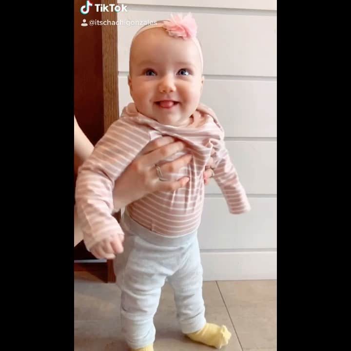 チャチー・ゴンザレスのインスタグラム：「Wowww...she can really daaance @sophiarosehilden 💃🏻」