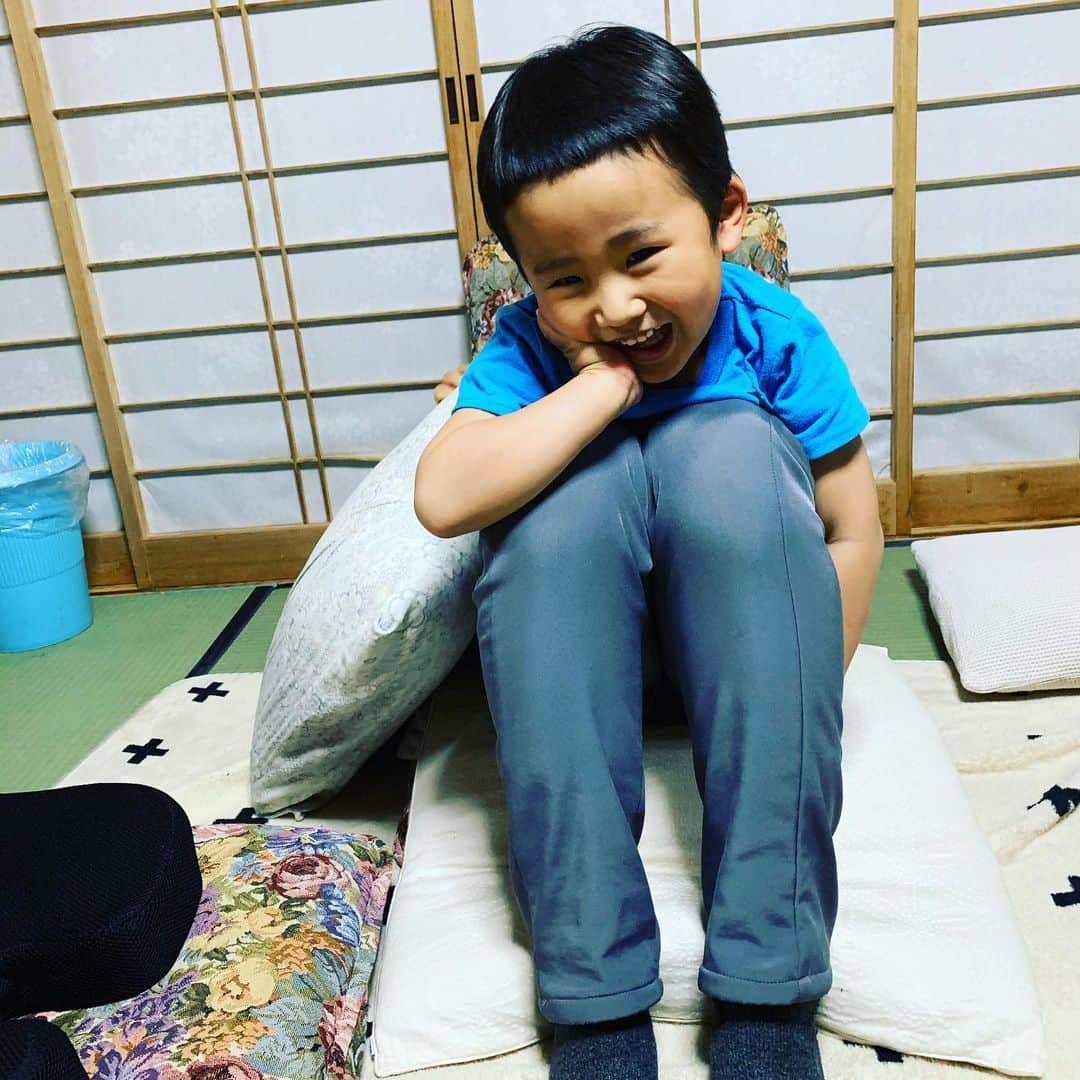 都竹悦子さんのインスタグラム写真 - (都竹悦子Instagram)「分かるかな？  Twitterで見つけた話題の写真を真似してみた  #後ろに主人が座っていて　#足が主人のもの　#笑いって大切　#子供達大爆笑」5月3日 19時23分 - etsukotsuzuku