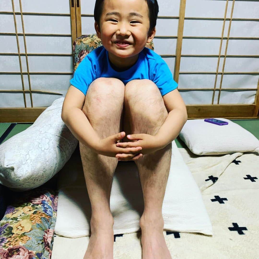 都竹悦子さんのインスタグラム写真 - (都竹悦子Instagram)「分かるかな？  Twitterで見つけた話題の写真を真似してみた  #後ろに主人が座っていて　#足が主人のもの　#笑いって大切　#子供達大爆笑」5月3日 19時23分 - etsukotsuzuku