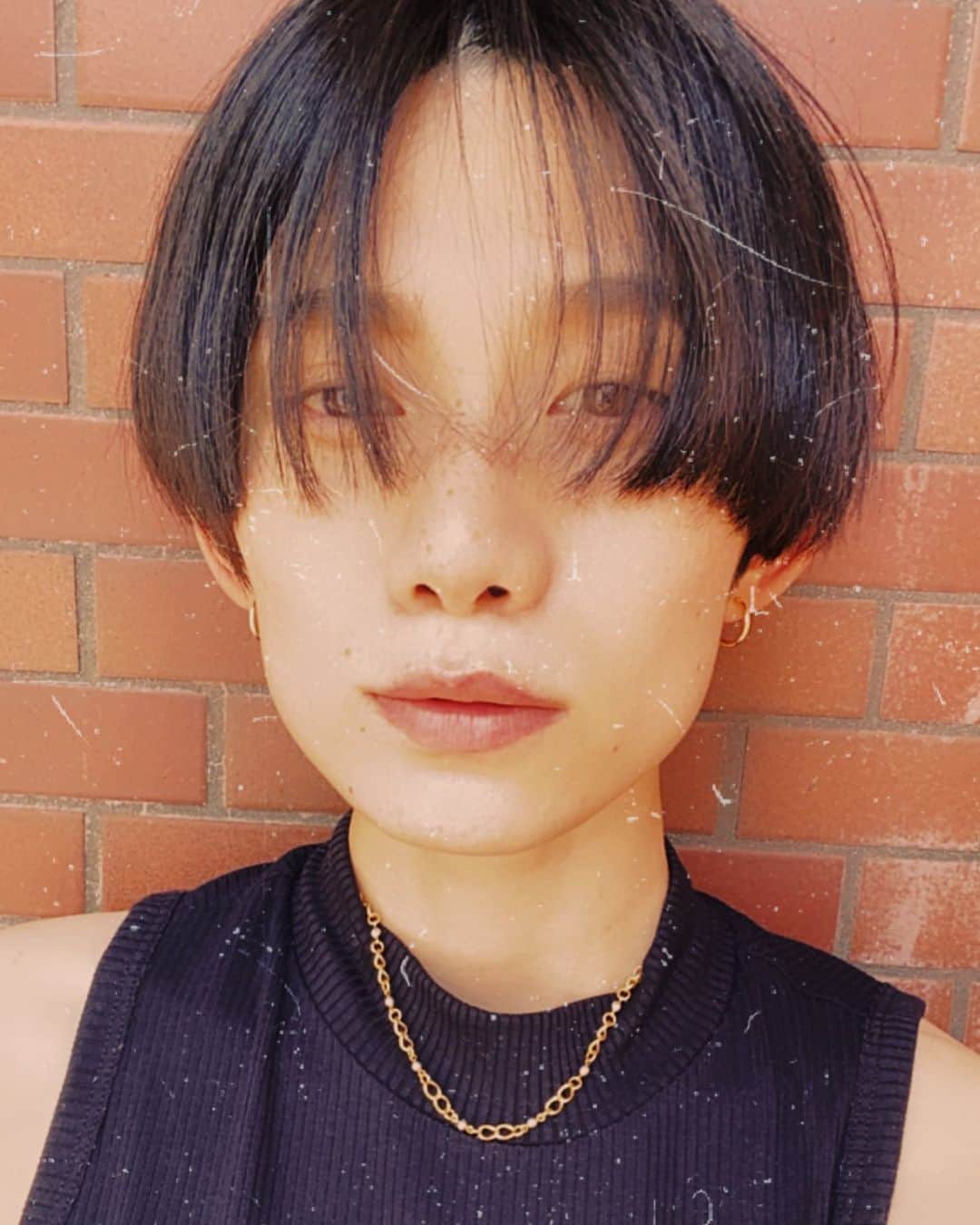 平山奈美のインスタグラム：「ママがパパにもらったネックレスをわたしに💎 いつかわたしからなぎに💎 .  #つなぐ #お気に入り #ネックレス #アクセサリー #ステイホーム #ショートカット #ハンサムショート #ノースリーブ #夏 #男の子ママ #ママ #accessory stayhome #stayhomestaysafe」