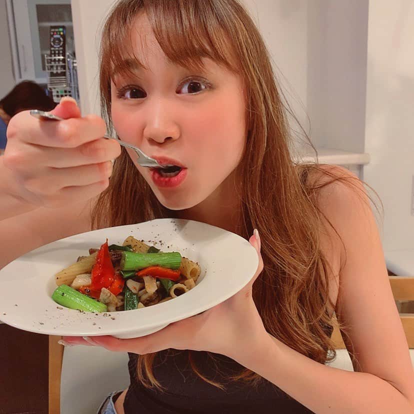 真部理子さんのインスタグラム写真 - (真部理子Instagram)「ビタミンD🍄 舞茸たっぷりキノコのペペロンチーノ(ショートパスタバージョン) . Liveでも話した、舞茸を使った ビタミンDレシピだよ☀️ 詳しくは @riko_training に載せるね🥰 . . フラワーがないGW。 美味しいもの食べまくろ🍷❤️ . . #cooking #diet #healthy」5月3日 19時32分 - riko_manabe