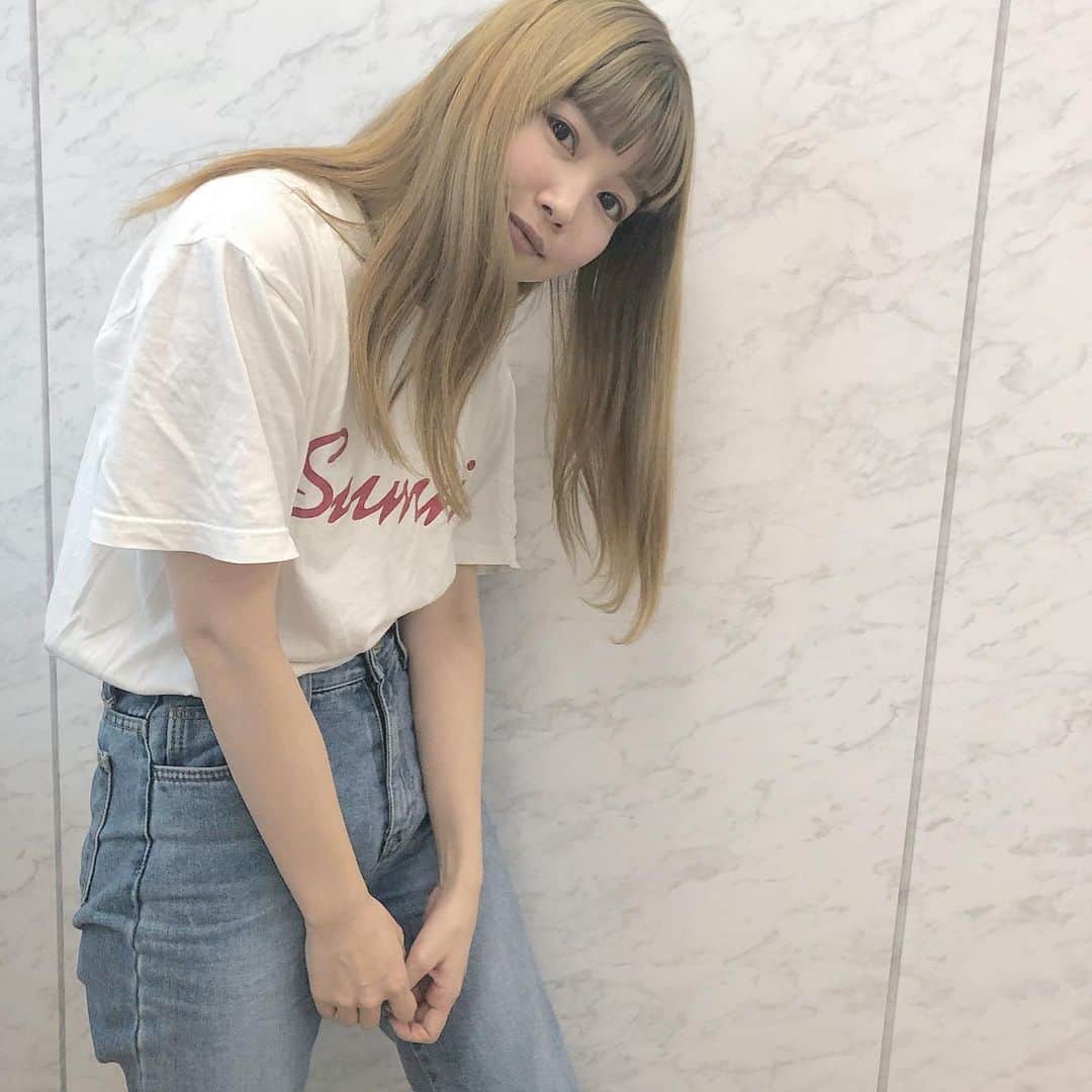のインスタグラム：「みなさま心温まるコメント、メッセージ、DM、LINEありがとうございました！！﻿ ﻿ ﻿ 私の唯一自慢できるところは周りの環境の良さです、、、﻿ 家族、友達、ファンの方応援してくださる方に本当に恵まれてるなって思います。﻿ 私の原動力でありモチベーションであり癒しです。 少しでも還元できる人間になりたいです　！  沢山の愛を本当にありがとうございます 愛しとるよ－♡これからもよろしくねー♡﻿ ﻿ #いつも白Tしわくちゃだね」