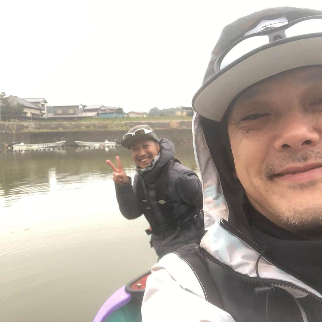 人時のインスタグラム：「みんなの釣り画像で日本を元気に！ 吉田秀雄さんから回って来ました^ - ^  1.上杉さんと初冬の亀山ダム。無でしたが楽しかったー^ - ^  2.ハイドアップスタッフの横山さんと琵琶湖♫ いつも楽しく釣りをさせていただいてます^_^  3.相模湖でタイニークラッシュ♫  4.霞ヶ浦本湖にてタイニークラッシュ♫ 超興奮しました^ - ^  まだ続くであろう自粛に飽き飽きしてますが、とにかく元気に！  続いては、 #HIDEHIROさん #ハイドアップスタッフ横山さん #デプススタッフ上杉さん  宜しくお願い致します。  釣りに行きたいMAXです^ - ^」
