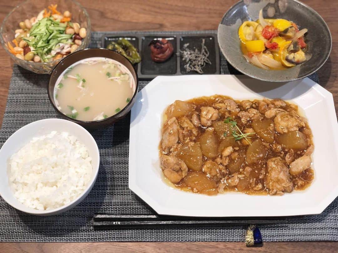 西木恵美里のインスタグラム：「#いろいろ野菜と豆サラダ #ラタトゥイユ #鶏と大根の中華風あんかけ #春雨スープ  載せられるようなごはんではなくなってきています🤦🏻‍♀️ ほあじゃおがだいすき〜」