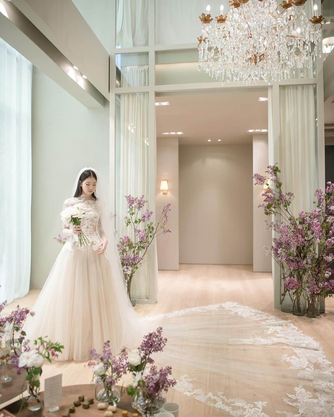 SOYOO BRIDALさんのインスタグラム写真 - (SOYOO BRIDALInstagram)「Vera Wang X SOYOO Bridal 🏷 . . . [ Dress : Olympe ] 🤍 . .  Photo @soulpage1 📷  Makeup @kimchungkyung_hairface💄 Flower @le_bouquet_ 🌿 . .  #소유브라이덜 #베라왕 #프라이빗프리젠테이션 #2020spring #독점수입  #only_at_soyoobridal🕊  #exclusive_in_korea📌」5月3日 19時47分 - soyoobridal_official