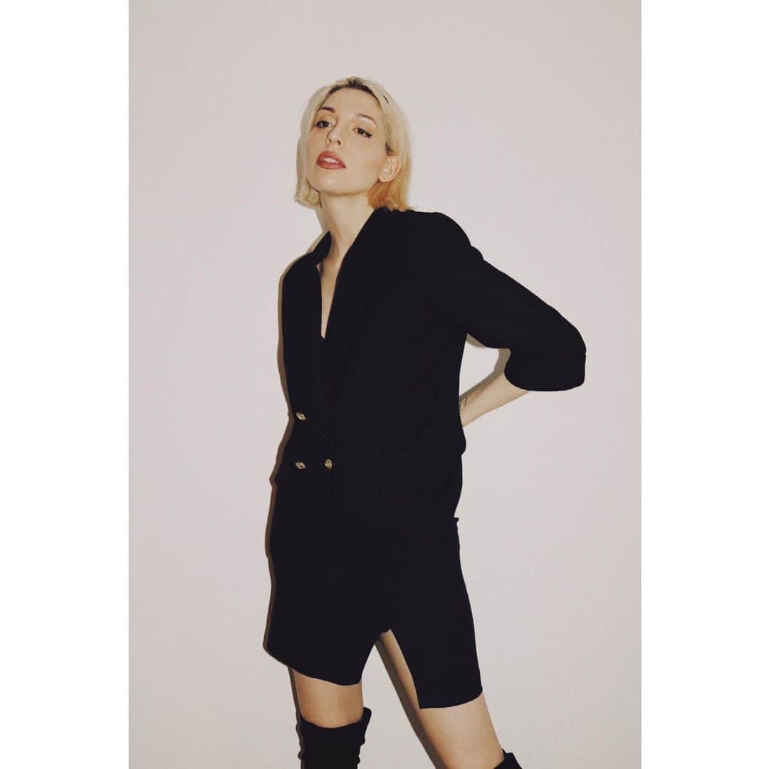 リアンヌのインスタグラム：「I can’t believe how much my life has changed in the last month since quarantine started. Most of all, I can’t believe I’m Vlogging right now...so candidly - I really didn’t see that one coming.  I really hope I will continue all this stuff I’ve started. I’m looking to gather feedback so I can improve and polish up my content so please feel free to comment or DM me 😍」