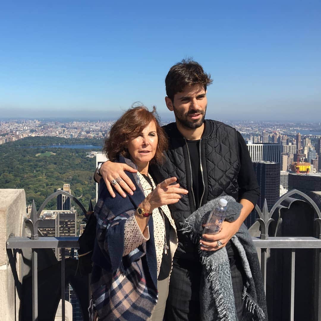 ハイメ・アルグエルスアリのインスタグラム：「Feliz día a la madre con más clase del planeta!  Happy mothers day 🌹❤️ @carmene13」