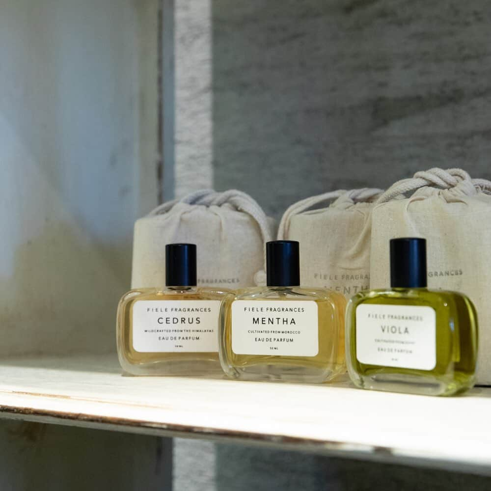 ENCHAINEMENT/mignonさんのインスタグラム写真 - (ENCHAINEMENT/mignonInstagram)「FIELE FRAGRANCES (MENTHA, CEDRUS, VIOLA )  50ml ¥14,000+tax  FIELE FRAGRANCES (フィエール フレグランス) は精神を癒しアロマ効果のある天然植物由来の成分を何層にも重ねて配合した体にも心にも優しいフレグランス。  全ての商品はメルローズにある自社研究所で調合しており、動物実験は一切行わず作られた自然と人に優しい香水です。原料の特徴を最大限に活かす独自の調合で、肌の上で咲くように香ります。  取り扱い店舗: 札幌ステラプレイス店、新丸ビル店、名古屋ラシック店、神戸バル店、淀屋橋オドナ店、なんばパークス店、博多アミュプラザ店  #FIELEFRAGRANCES @fielefragrances @enchainement_official  #ENCHAINEMENT #アンシェヌマン #enchainementunipointdemignon  #アンシェヌマンユニポワンドミニョン #mignonetenchainement #ミニョンエアンシェヌマン #dunadix #アナディス #fashion #2020ss #stayhome」5月3日 20時04分 - enchainement_official