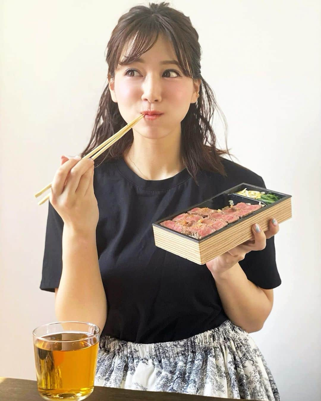 石井里奈さんのインスタグラム写真 - (石井里奈Instagram)「こんばんは😋 . 今夜は里奈ログ😋@おうち編🏠 GWだし、大好きな焼肉屋さん、うしごろ貫のお弁当をテイクアウト😝 . 極み牛タンのお弁当とすっごく迷ったけど、極上赤身ステーキ弁当に🥩❤️ . あーーー、本当に美味しい🥺うしごろで普段食べられる美味しいお肉がおうちでも楽しめて、しかも予約してたので、出来立てをいただけて🥺❤️大好きなお肉食べれて幸せすぎました＋ビール🍻笑 . ソース3種類あったからまた今度違うソースで頼みたいなぁ💕これは生姜醤油にしたよ😋❤️ . 写真見てたらまた食べたくて仕方ない（絶対近日リピートしちゃいそう） 今日もお疲れ様でした❤️ . #りなまるグルメ #焼肉 #焼肉弁当 #赤身 #ステーキ #steak #yakiniku #肉好き お肉 #肉 #ビール #beer #おうちごはん #ビール女子 #うしごろ #焼肉ランチ #弁当 #お弁当 #テイクアウト #贅沢 #takeout #グルメ #東京グルメ #グルメ女子 #肉料理 #おうち焼肉 #すき焼き #牛タン #牛タン弁当 #カレー #カレー好き」5月3日 20時04分 - ri7tin1025