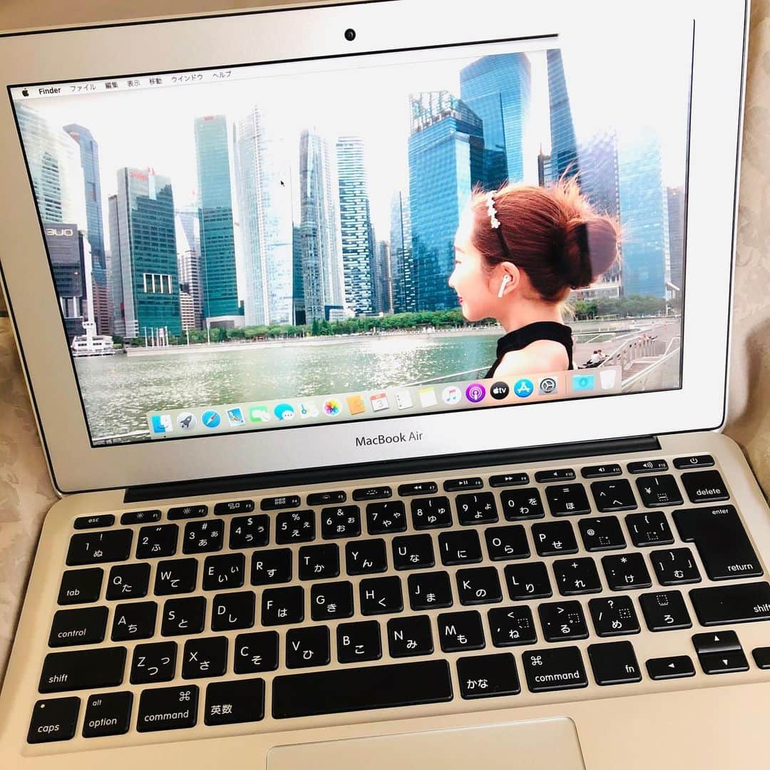 熊野あゆ（澄川鮎）さんのインスタグラム写真 - (熊野あゆ（澄川鮎）Instagram)「. MacBook Airを買ったよ🎶 . デスクトップはシンガポールの写真🇸🇬 . . . #macbookair #macbook #mac #pc #intelligent #cool #singapore #alonetrip #marinabaysands #awesome #firsttime #love」5月3日 19時58分 - ayu_kumano