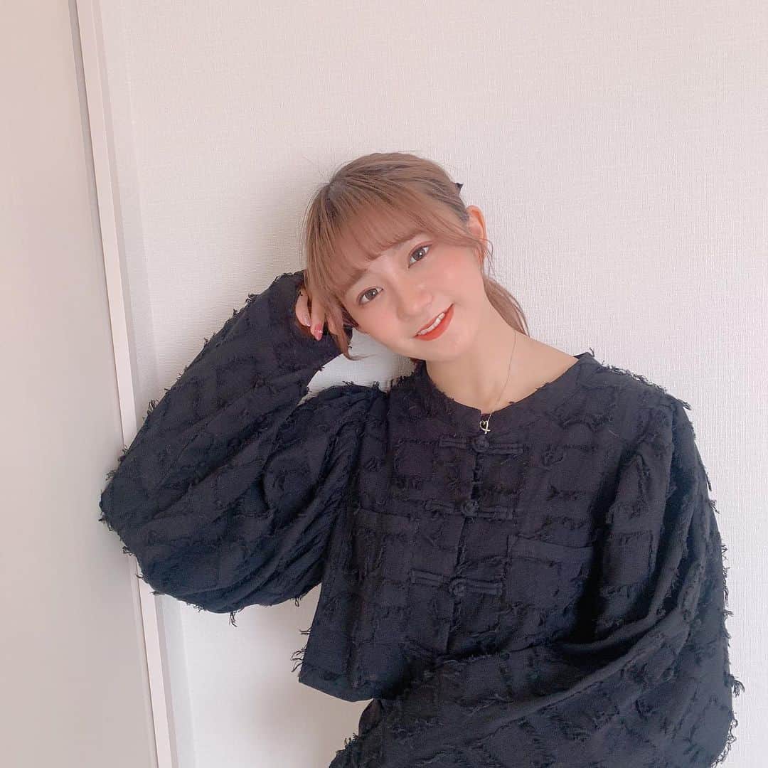 星名美怜さんのインスタグラム写真 - (星名美怜Instagram)「♥♥♥﻿ .﻿ #mireinofashion﻿ ﻿ 今日はエビ中ロードショー﻿ 長時間ありがとうございました…♥﻿ ﻿ エビ中ちゃんねるにて﻿ 2018年日本武道館で行われた﻿ ebichu prideをみんなと鑑賞しました！﻿ 沢山の方が見てくれて嬉しかったよ♥﻿ ﻿ あー、武道館でライブしたい﻿ というかライブがしたいぞー。﻿ ﻿ 今日は展示会でオーダーした﻿ @merryjenny_instagram の新作が届いたので♥﻿ チャイナ風でかわいいのー 薄手なので夏も大活躍の予感🐇❤️ . #mireinsta #星名美怜  #今日のコーデ #おうちコーデ #ootd #instafashion #merryjenny」5月3日 20時07分 - hoshina_mirei_official