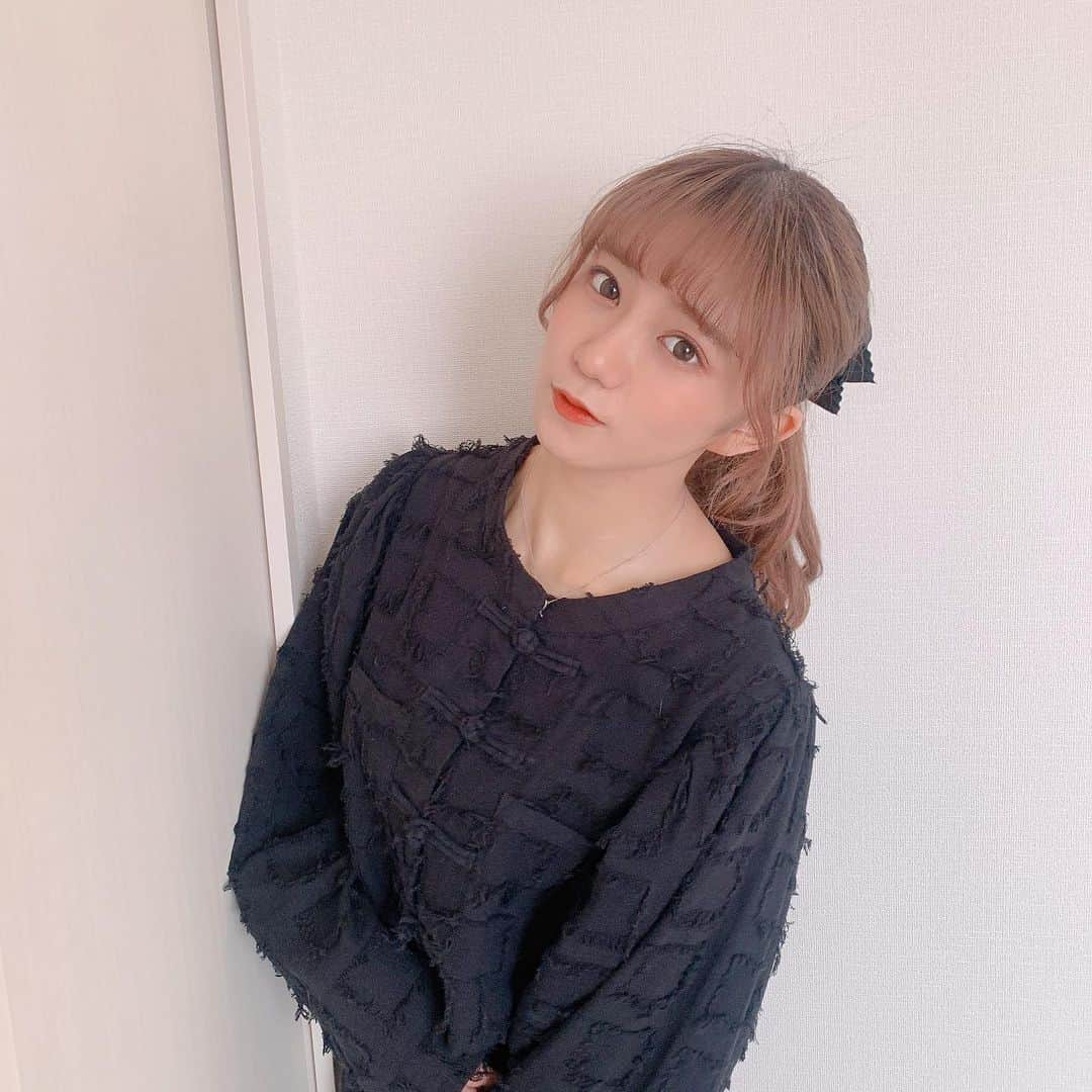 星名美怜さんのインスタグラム写真 - (星名美怜Instagram)「♥♥♥﻿ .﻿ #mireinofashion﻿ ﻿ 今日はエビ中ロードショー﻿ 長時間ありがとうございました…♥﻿ ﻿ エビ中ちゃんねるにて﻿ 2018年日本武道館で行われた﻿ ebichu prideをみんなと鑑賞しました！﻿ 沢山の方が見てくれて嬉しかったよ♥﻿ ﻿ あー、武道館でライブしたい﻿ というかライブがしたいぞー。﻿ ﻿ 今日は展示会でオーダーした﻿ @merryjenny_instagram の新作が届いたので♥﻿ チャイナ風でかわいいのー 薄手なので夏も大活躍の予感🐇❤️ . #mireinsta #星名美怜  #今日のコーデ #おうちコーデ #ootd #instafashion #merryjenny」5月3日 20時07分 - hoshina_mirei_official