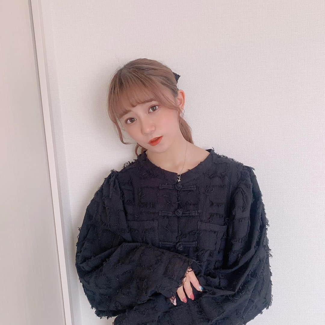 星名美怜さんのインスタグラム写真 - (星名美怜Instagram)「♥♥♥﻿ .﻿ #mireinofashion﻿ ﻿ 今日はエビ中ロードショー﻿ 長時間ありがとうございました…♥﻿ ﻿ エビ中ちゃんねるにて﻿ 2018年日本武道館で行われた﻿ ebichu prideをみんなと鑑賞しました！﻿ 沢山の方が見てくれて嬉しかったよ♥﻿ ﻿ あー、武道館でライブしたい﻿ というかライブがしたいぞー。﻿ ﻿ 今日は展示会でオーダーした﻿ @merryjenny_instagram の新作が届いたので♥﻿ チャイナ風でかわいいのー 薄手なので夏も大活躍の予感🐇❤️ . #mireinsta #星名美怜  #今日のコーデ #おうちコーデ #ootd #instafashion #merryjenny」5月3日 20時07分 - hoshina_mirei_official