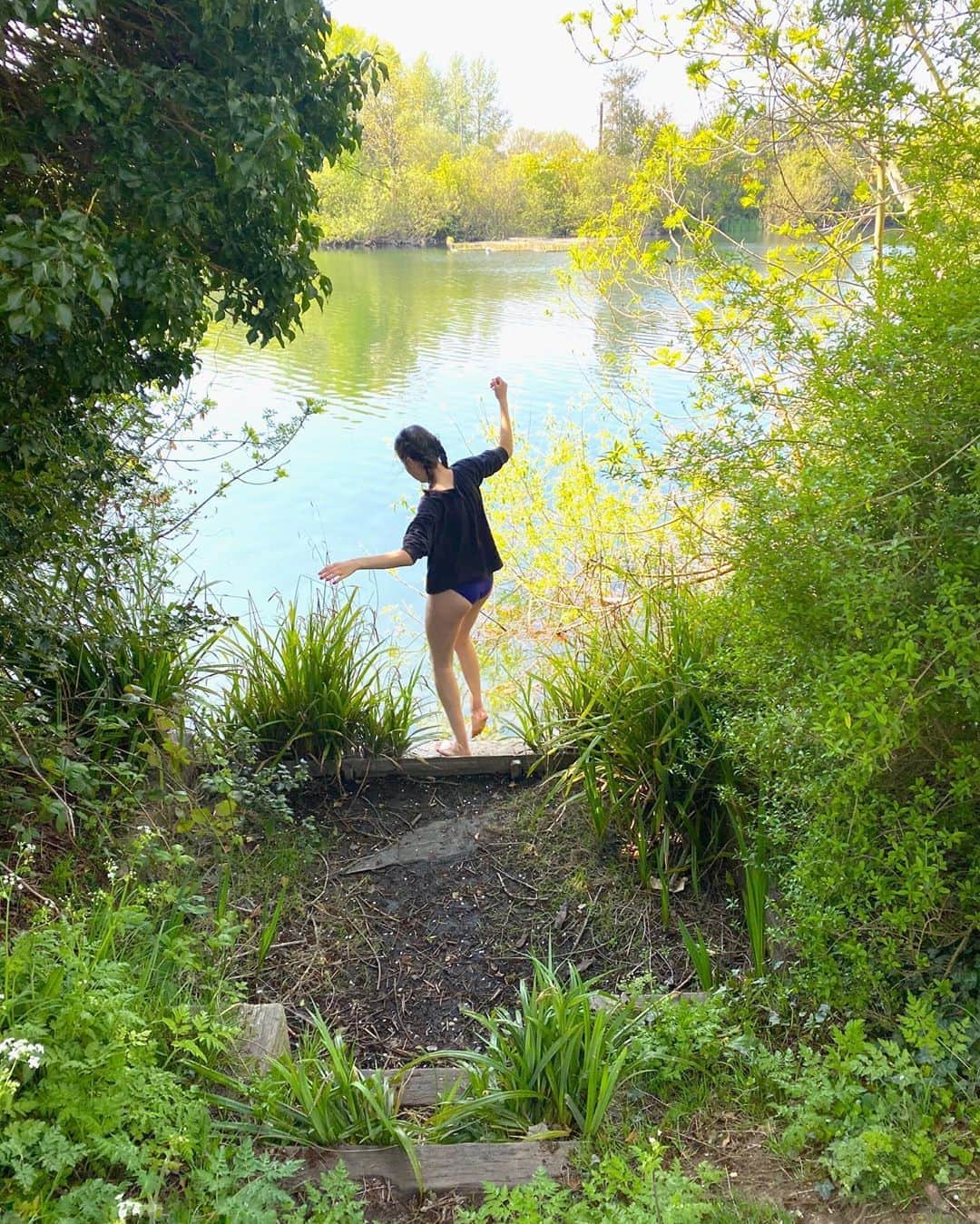 香華（KOuKA）のインスタグラム：「近所の池 So lucky to have a lake in my backyard 🌈」