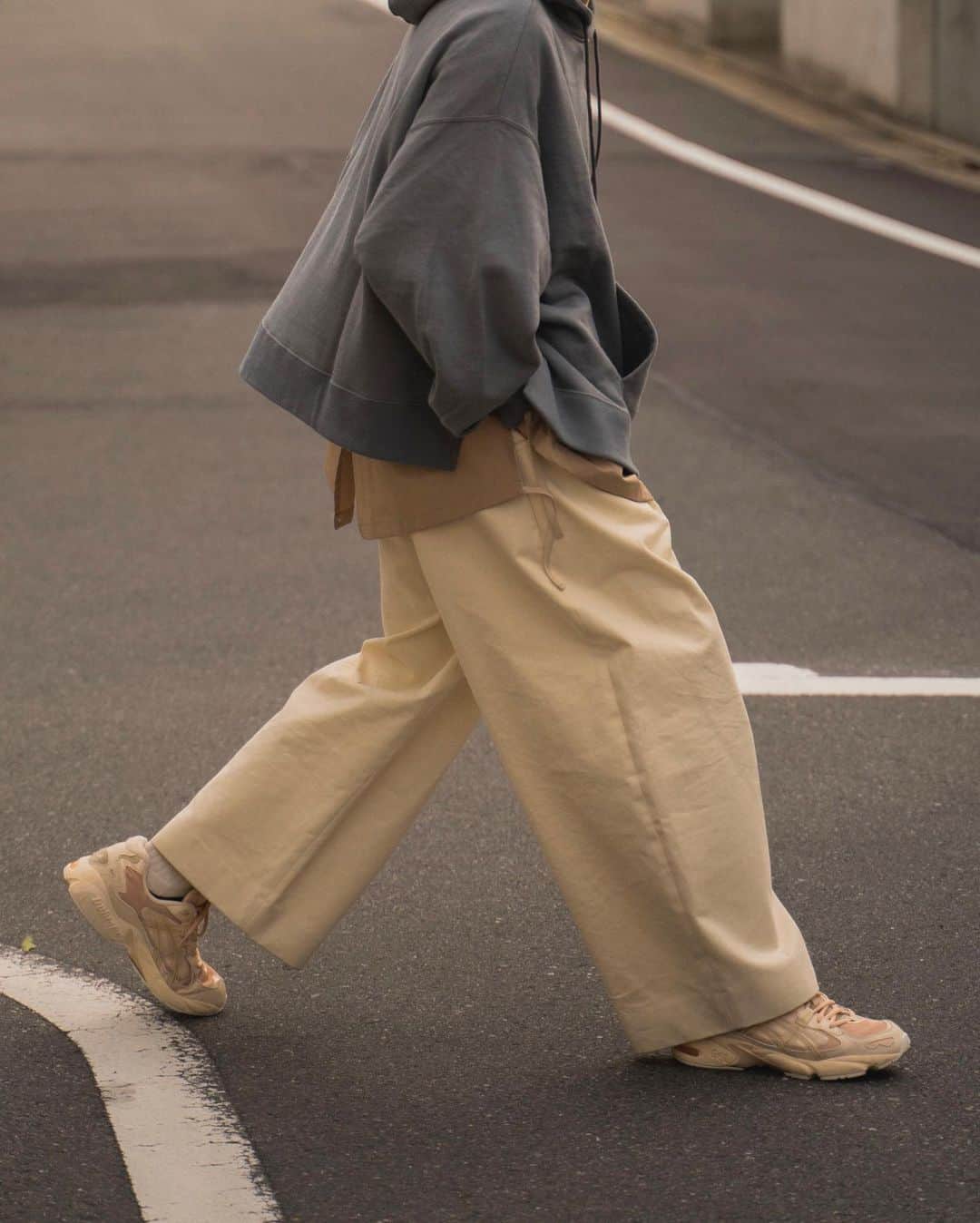 Ryoさんのインスタグラム写真 - (RyoInstagram)「ㅤㅤㅤㅤㅤㅤㅤㅤㅤㅤㅤㅤㅤ 気付いたらアウターもう着れない😂 薄手のパーカーでちょうどいい☺️ ㅤㅤㅤㅤㅤㅤㅤㅤㅤㅤㅤㅤㅤ hoodie:#ryotakashima shirt:#ryotakashima pants:#studionicholson shoes:#asics × #gmbh」5月3日 20時16分 - ryo__takashima