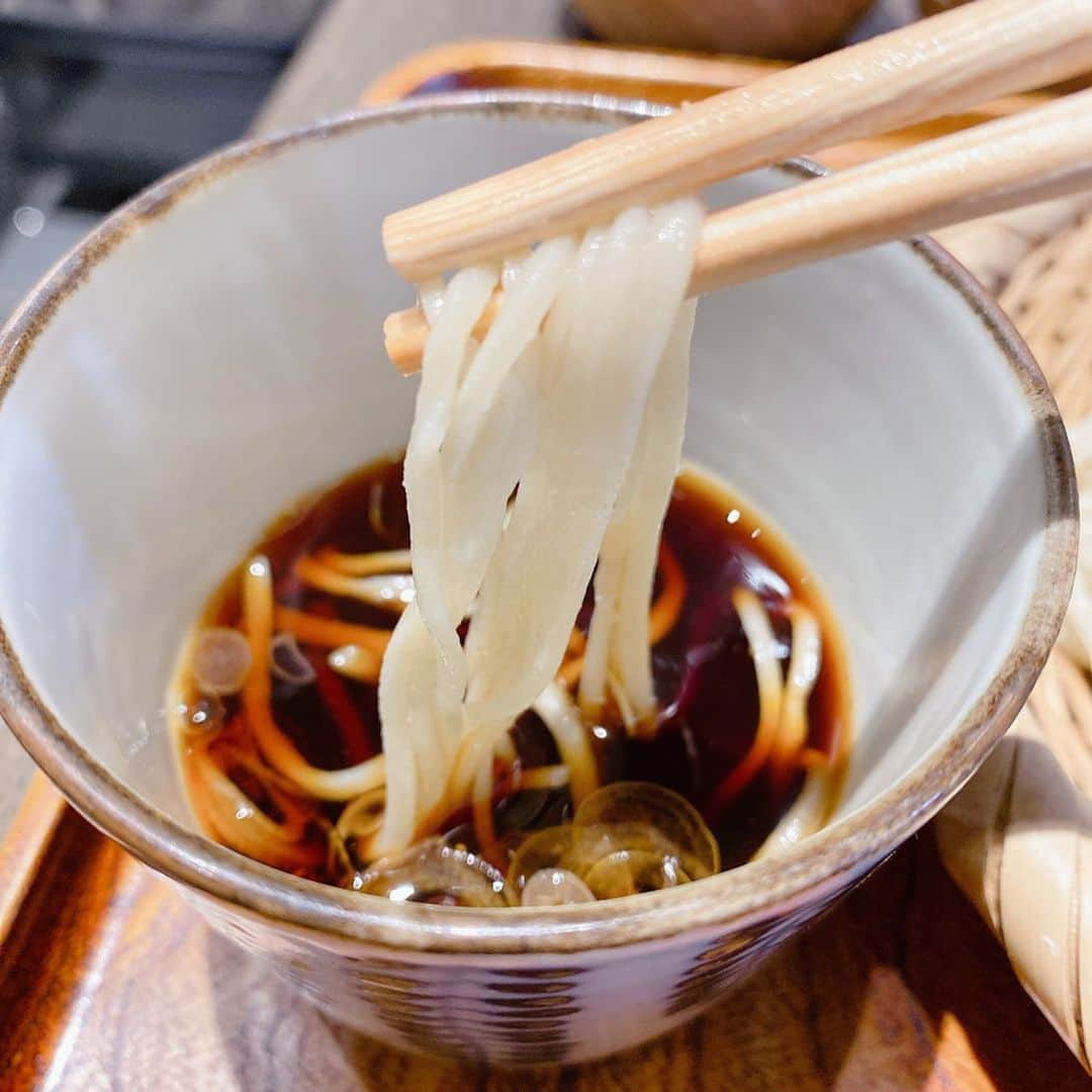 山岸久朗さんのインスタグラム写真 - (山岸久朗Instagram)「僕が蕎麦を食べるのは、その後の蕎麦湯を飲むためだ。 これは、サウナと水風呂に入るのは、その後の外気浴をするためであるのと同じである。知らんけど。 #大阪松下 #手打ち蕎麦 #蕎麦 #達磨一門 #鴨ロース #蕎麦屋のつまみ  #サウナー #サ道 #ととのいました  #茶屋町 #茶屋町ランチ #茶屋町グルメ #大阪ランチ #大阪蕎麦  #山岸久朗 #山岸弁護士 #山岸弁護士が飯テロ中」5月3日 20時16分 - yamaben