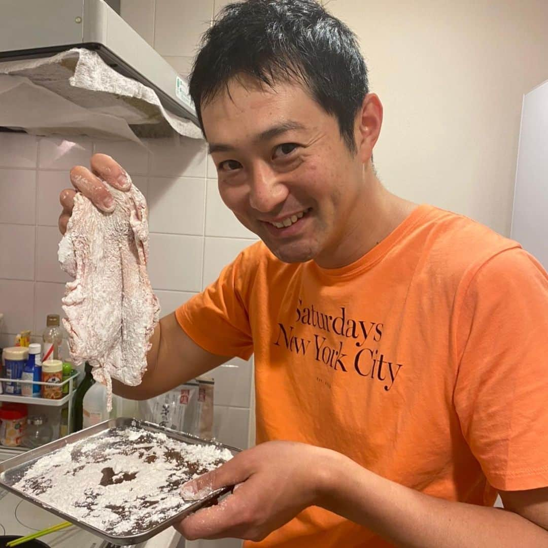 宮下純一さんのインスタグラム写真 - (宮下純一Instagram)「今日はとりもも肉1枚使って油淋鶏やってみました🤤ネギダレもたっぷり作ってめちゃくちゃ美味しかった🐓#おうち時間 #おうちごはん #油淋鶏 #自家製ネギダレ #意外と簡単でびっくり」5月3日 20時31分 - junichi1017