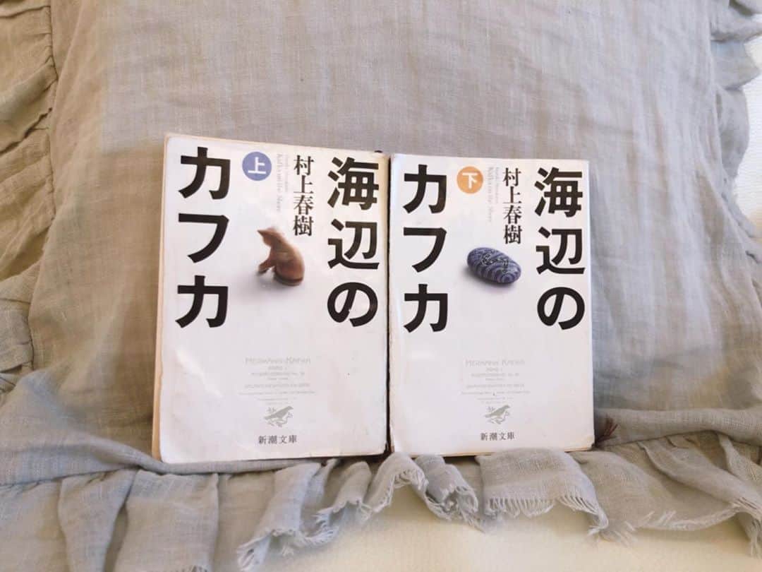 安めぐみさんのインスタグラム写真 - (安めぐみInstagram)「今日も暑かったですね☺️ ブックカバーチャレンジ、 2冊目📖 海辺のカフカ。 表紙がなかなか年季が入っています🚶‍♀️ 🚶‍♀️ いつも素敵な本をたくさん読んでいる、倉本清子(和希沙也)ちゃん @sayako_kuramoto にバトンを渡します☺️ さやちゃんよろしくお願いします♡  #7日間ブックカバーチャレンジ  読書文化の普及に貢献するためのチャレンジで、 1日1冊7日間投稿。 本についての説明は必要なく、表紙画像だけアップしていきます。  #読書 #おうち時間」5月3日 20時39分 - yasu_megumi_official