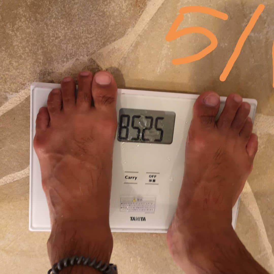 中園健士さんのインスタグラム写真 - (中園健士Instagram)「【絶対に痩せるダイエットノウハウ】﻿ 僕は半年前に人生で初めて﻿ ダイエットに挑戦しまして﻿ ９２キロだった体重が１ヶ月で１０キロ、﻿ ２ヶ月で合計１２キロの減量に﻿ 成功したんですね。﻿ その時に思ったのが﻿ 「ダイエットは１００％誰でも成功出来る。﻿ ノウハウどうこうの問題よりも﻿ 意志の力だな。」﻿ ﻿ と感じました。﻿ ﻿ というのは本屋さんに行けば﻿ ダイエット本コーナーが存在し、﻿ ノウハウなんて腐るほどあります。﻿ ﻿ ﻿ 目をつぶってどれか﻿ 適当に取ってみて、﻿ そのノウハウをちゃんと﻿ 実行すればどの本の内容であれ﻿ 確実に痩せるでしょうね。﻿ ﻿ ﻿ ﻿ ただなぜ人は﻿ ダイエットに失敗するのか？﻿ 悩むのか？﻿ ﻿ いつまで経っても﻿ 新しいダイエットノウハウが﻿ 生まれてきて、﻿ テレビショッピングでは﻿ ずっと売れ行きが良いアイテムとして﻿ ダイエット関連がいつも流れてる。﻿ ﻿ ﻿ シンプルに意志が弱いのと﻿ 楽して簡単に人は痩せたいんですよ。﻿ ﻿ ﻿ 僕はダイエット専門家でもないし、﻿ ノウハウ調べた訳でも﻿ ジムに通った訳でも﻿ トレーナーつけた訳でも﻿ 断酒した訳でも﻿ ファスティングもサプリも﻿ プロテインもダイエット器具も﻿ 使っていません。　﻿ ﻿ ﻿ 自炊はゼロで全て外食で﻿ ２ヶ月間一日も欠かさず﻿ 宴会や会食でお酒飲んでました。﻿ ﻿ ﻿ お酒も飲みたいし﻿ 美味しいものをたくさん﻿ お腹いっぱいに食べたいので﻿ 僕が決めたことは﻿ 糖質、炭水化物、揚げ物をカット。﻿ ﻿ ビール、日本酒を辞めて﻿ 代わりにハイボール、焼酎を飲む。﻿ ﻿ ﻿ それだけで痩せました。﻿ ﻿ まぁ今までがビールの飲みすぎ﻿ だったのがでかいのですが。﻿ ﻿ ﻿ そしてダイエット辞めて３ヶ月経ったら﻿ ８０キロ→８５キロになってたので﻿ 危機感を感じてまた再開する﻿ ことにしたんですよね。﻿ ﻿ ﻿ ビジネスもダイエットも﻿ 本当に同じだな、と思うことは﻿ 方向性を正しく﻿ 行動を継続していく。　﻿ ﻿ ﻿ そしたら結果は必ずついてくる。﻿ 早いか遅いかの違いですね。　﻿ ﻿ さ、焼肉腹いっぱい食べに﻿ 行ってきます。  フォロー頂けましたら 嬉しいです～。 @nakazono.kenji  #かわいすぎる #かわいく #大人かわいい #大人女子 #かわいいママ #主婦 #自由人 #自由になりたい #旅行したい #海外生活 #かわいい #素敵女子 #大人女子 #インスタグラマー #インスタグラム #写真 #絶景写真 #メンター #コンサルタント #コンサル #instagram #名言 #格言 #ママ #可愛い #子供 #読書 #ダイエットメニュー  #ダイエット記録  #ダイエット方法  #ダイエット仲間募集」5月3日 20時32分 - nakazono.kenji