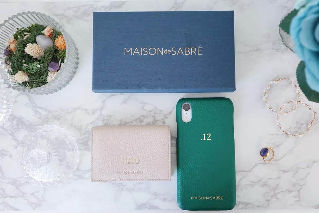 リナさんのインスタグラム写真 - (リナInstagram)「@maisondesabre . 集めたくなる…皮小物…😍 . オーストラリア ゴールドコースト発の レザーアクセサリーブランド Maison de Sabre ❤︎ . 名刺入れに続いて スマホケースもお願いしたよ⭐️ . カラーは悩みに悩んで… グリーンに🌿 . カードケースやお財布もあるみたいだから、 まだまだ集めたい❣️ . 母の日限定アートもあるみたいだから、 日頃の感謝を皮小物で伝えてもいいかも！ ................................................ #MaisondeSabre #leather #leathergoods #leatherwallet #initialgifts #スマホケース #personalize #名刺入れ #パーソナライズ #本革小物 #皮小物 #メゾンドサブレ #小物合わせ #小物 #置き画くら部  #サハランヌード #カード入れ #オーストラリア #🇦🇺 #ゴールドコースト」5月3日 20時36分 - 1010koki0218