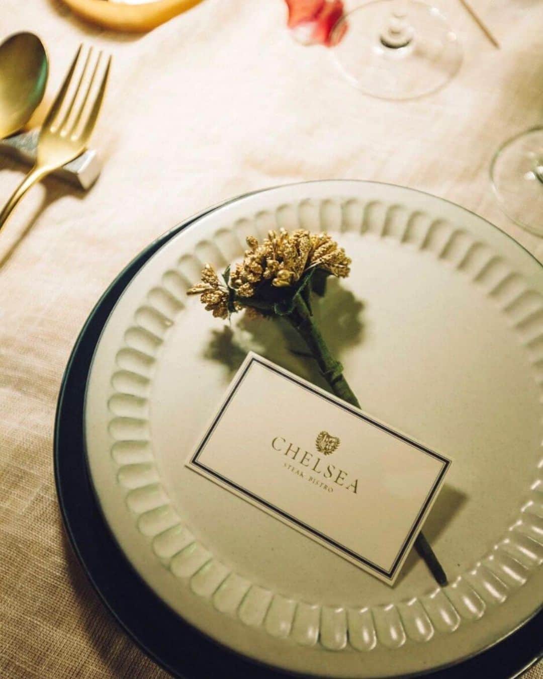 CHELSEAのインスタグラム：「. 🇫🇷CHELSEA限定ワイン販売開始🇫🇷 . 今まで、絶対に買うことができなかった【飲食店専用ワイン】を 期間限定で買うことができるネットショップです🥂 . 新型コロナウイルスの影響で自粛中 少しでもお家での楽しみのひとつに チェルシー限定ワインはいかがでしょうか🎵 . また、落ち着いたらチェルシーで お得にお食事をして頂けるお食事券つきです✨ . ＜内容＞ . 【金賞受賞入り!!2000円お食事券付きセット】 . 🇫🇷ワイン６本　＋　お食事券2000円分🇫🇷 ▶︎▶︎▶︎¥10000 . . ○スパークリングワイン　2種○ . 　カヴァ カステルロック　(スペイン) . 　セントノーレ　(フランス) . . ○赤ワイン○ . 「赤ひげ」キアンティ　バッフォロッソ　(イタリア) . 　ロダレ　プティルージュ　(フランス) . . ○白ワイン○ . 「黒ひげ」バッフィーノ　ピノグリージョ　(イタリア) . 　ロダレ　プティブラン　(フランス) . . 詳しくは、こちらをご覧下さい✨ ↓ @gentei.wine.net.shop」