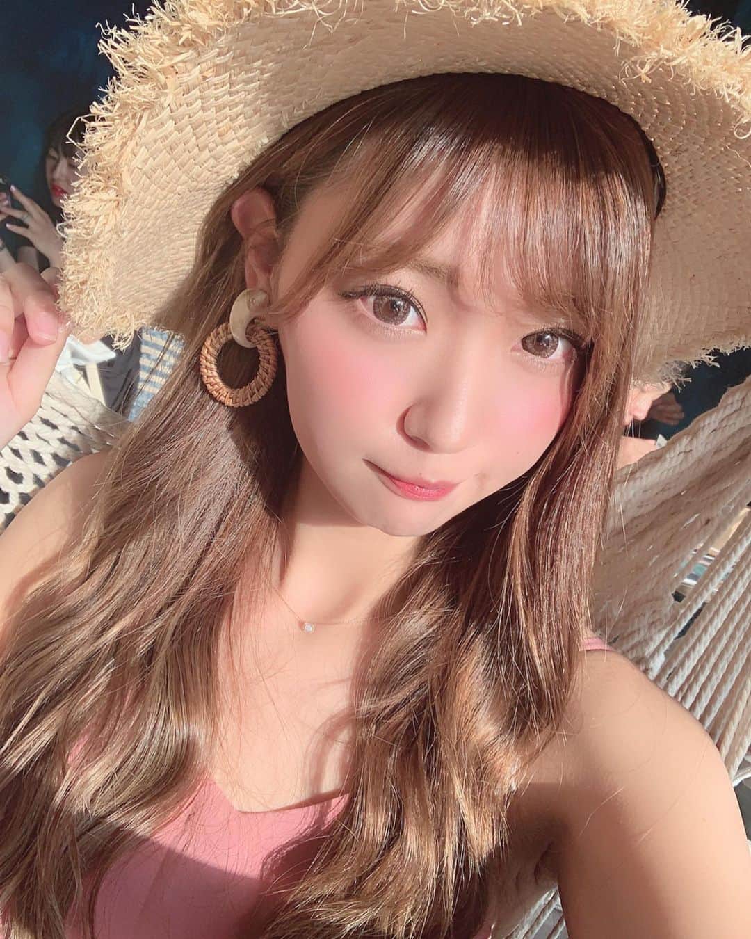 いっちゃん/嶋津 いつみのインスタグラム：「夏感半端ない思い出写真🌻✨ . . . . 宮古島のCafeで サンセット見た時の西日ガンガンのやつ😂💨w . . . . . . 今日は明日の朝ごはんに 食べよーと思ってサルサソース作った🤤🍅🌮 . . . ワカモレも作ろうかと思ったけど お家にアボカドなくて残念…😢💦 . . . . 朝からトルティーヤで 1人メキシカン部する予定☝🏻🇲🇽❤️ . . . . . #関西  #関西サロモ  #サロンモデル #サロモ #いっちゃん  #フリーモデル #関西モデル  #あざといっちゃん #かわいっちゃん #いっちゃんコーデ #ブライダルモデル #アレンジモデル #ヘアカラー  #ヘアアレンジ」