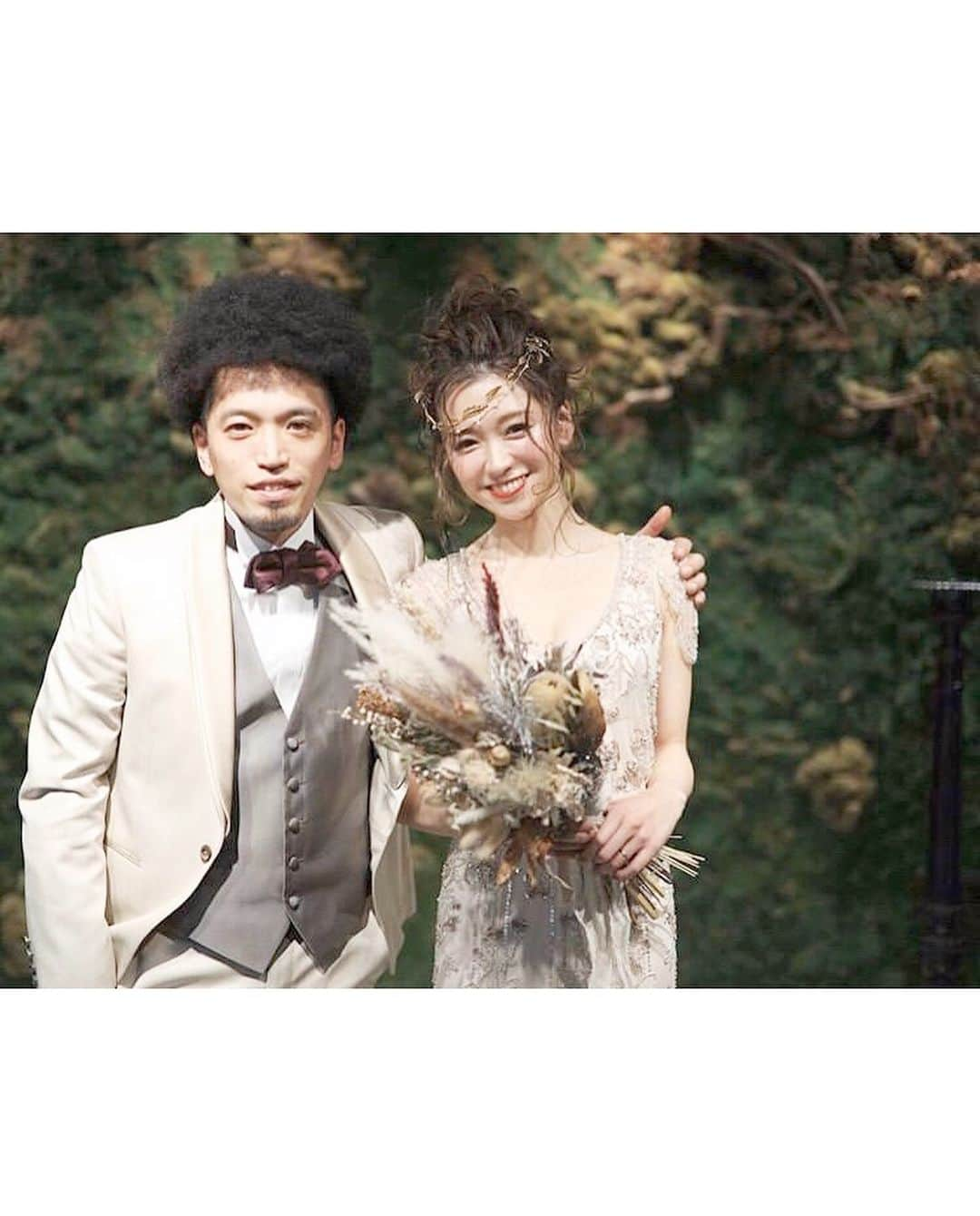 プレ花嫁の結婚式準備アプリ♡ -ウェディングニュースさんのインスタグラム写真 - (プレ花嫁の結婚式準備アプリ♡ -ウェディングニュースInstagram)「ナチュラルアンティークな雰囲気が素敵🌿おしゃれ花嫁さんのウェディングフォト9選🌼*･ . . ➸➸➸➸➸➸➸💒➸➸➸➸➸➸➸ 本当の料金がわかる✨ ウェディングニュース式場検索 👰 . アプリ： @weddingnews_editor web版： @weddingnews_concierge ➸➸➸➸➸➸➸➸➸➸➸➸➸➸➸➸ . . こちらのお写真は #卒花嫁 @______poco______ さんからリグラムさせていただきました🌟ありがとうございました😊✨ . コーデやアイテム、どれもおしゃれで参考にしたいっ💓______poco______さんの #ウェディングフォト ✨ . カバーは #披露宴 でのワンショットです💕 . #jennypackam の #ドレス にふわふわの #ダウンスタイル を合わせ、大人かわいく😍✨ . #ヘッドドレス も素敵でコーデの参考にしたいですね💓 . ナチュラル＆アンティークな雰囲気とおしゃれな花嫁さんに憧れちゃいます🌿💕 . ほかのフォトも素敵なので、ぜひスワイプ👉🏻してみてくださいね✨ . . ＼📷投稿お待ちしています／ . 花嫁はもちろん、業者さんも大歓迎✨ アナタのお写真をご紹介してもOKという方は、ぜひ #ウェディングニュース にお写真を投稿してください💕 . . ⬇︎関連アカウント⬇︎ . 🕊メインアカウント 【 @weddingnews_editor 】 . 💒インスタグラムで式場探し 【 @weddingnews_concierge 】 . 👰花嫁から式場探し 【 @weddingnews_brides 】 . . その他、編集部からの連絡専用 @weddingnews_contact や、スタッフ個人の連絡用として @WN_xxxx（xxxは個人名）があります💕 . . …………………………… ❤️ウェディングニュースとは？ …………………………… . 花嫁のリアルな”声”から生まれた、花嫁支持率No1✨スマホアプリです📱💕 . . 🌸知りたい… #結婚式準備 に役立つ記事を毎日150件配信中♩ . 🌸見たい… インスタの #ウェディング 系投稿TOP100が毎日チェックできる＊IG画像の複数ワード検索も可♩ . 🌸叶えたい… 式場をはじめとした  #結婚式 関連の予約サイトが大集合♩ . 🌸伝えたい… 自分の結婚式レポ『マイレポ』が簡単に作れる♩卒花嫁のレポが読める♩ . . @weddingnews_editor のURLからDLしてね✨ . . #プレ花嫁 #結婚  #花嫁 #ウエディング  #プレ花嫁準備 #2020秋婚 #プレ花嫁さんと繋がりたい #フォトウェディング #前撮り #2020冬婚 #ナチュラルウェディング #ジェニーパッカム #2021春婚 #大人婚 #結婚式レポ #装花 #ドライフラワー #ウェディングレポ」5月3日 20時56分 - weddingnews_editor