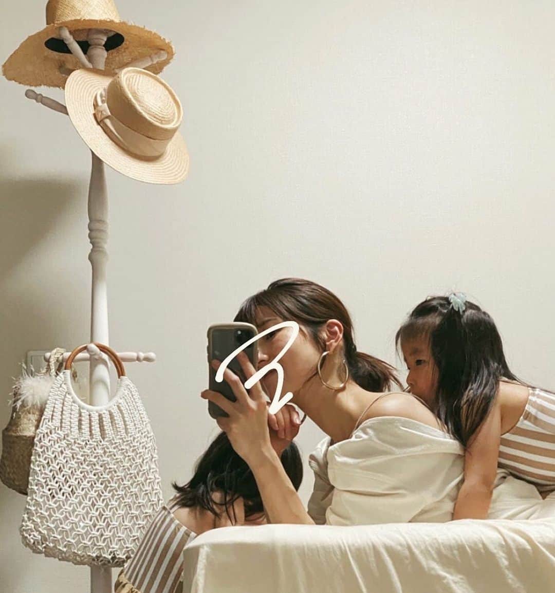 美生のインスタグラム：「#stayhome 今夜は﻿22:00より ドノバンスタッフコラボLIVE﻿ 第１段♡﻿ ﻿ @donoban_kaori さん﻿ ×﻿ @yukachin.23 さん﻿ @ryococoyr さん﻿ ﻿ ♡♡♡﻿ ﻿ 楽しみ〜♡﻿ ﻿ ﻿ 私もお家を整理して﻿ 水曜日のお昼に﻿ コラボLIVEさせていただく予定なので﻿ またお知らせさせてください♡﻿ ﻿ ﻿ #おうちでドノバン﻿ ﻿ ﻿」