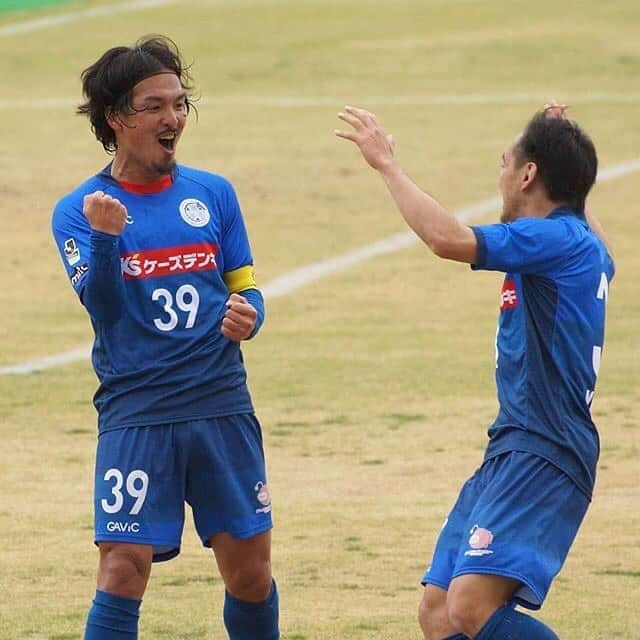 馬場賢治さんのインスタグラム写真 - (馬場賢治Instagram)「やっぱりスポーツは素晴らしい！ スポーツの特番がいろいろやってるけど、人はスポーツに熱狂して感動する。 今スポーツは必要か？ それはわからないけど、でもやっぱり自分はサッカーでたくさんの人たちと共に闘い、熱い時間を共にしたい。 1人のサッカー選手として、やっぱりサッカーをする姿を見てみんなに元気になってほしい。 たくさん笑顔になってほしい。 勝った負けた、ゴールした、ゴールされたと一つ一つのプレーでみんながその時のいいも悪いも全ての雰囲気を楽しんでほしい。 その時は必ず来ると信じてる。 今はその時のために想いも気持ちも力もたくさんためて、その時のためにやれることをしっかりやって前を向いて準備する。 本当に本当に辛く厳しい時だけど、もう一度前向いてみんなで頑張りましょう！ みんなで！！ #スポーツの力 #サッカーで笑顔に #熱い気持ちに #しっかり準備をして #その時を待つ #alliswell #早く鹿児島での試合中の写真欲しい笑」5月3日 20時54分 - babakenji.0707