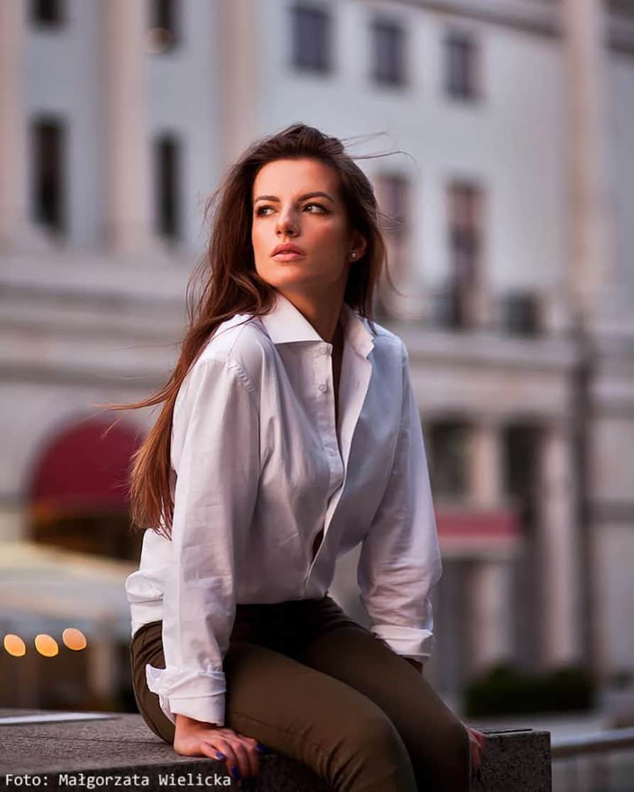 Karolina Bojarさんのインスタグラム写真 - (Karolina BojarInstagram)「Watching the sunset on the roof 🌇✨ • Photo @malgorzata_wielicka 📸 #freedom #classy #whiteshirt #sunset #Warsaw #citylife #catchingmoments #roof #rooftop #cityscape」5月3日 20時58分 - bojarmeow