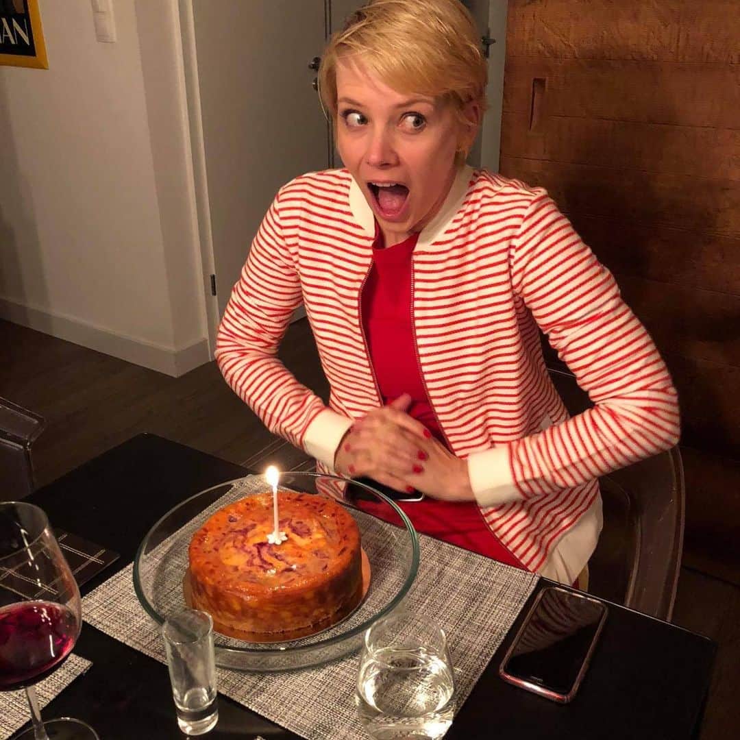 アンドレア・オズヴァルトさんのインスタグラム写真 - (アンドレア・オズヴァルトInstagram)「#Surprise!!! Belated Birthday Cake from my siblings and family🙋‍♀️🥳🥰😇🙃🤩」5月3日 20時58分 - andreaosvart