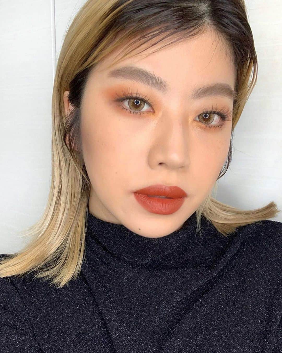 M∙A∙C Cosmetics Japanのインスタグラム：「ㅤ 新作コレクション #MACアーナーオブキングス から、オレンジとイエローのアイシャドウをチョイスして健康的に☀️朱赤のリップでワントーンメイクを楽しんで🧡 ★使用製品は2枚目をチェック👉 ㅤ ↓↓使用製品↓↓ ・スモールアイシャドウ×4 ショウ ュエ (パレット右上) ウェッジ／アイホール (パレット右下) ルール／目尻、下まぶた (パレット左下) ゴールドマイン／目頭 ・リップスティック [マラケシュ] ※公式オンラインショップ限定発売 ㅤ ㅤ 【公式オンラインショップ限定特典】 ☑︎5/11(水) 23:59まで 8,250円(税込)以上ご購入でスプレータイプの化粧水、M·A·C プレップ プライム フィックス+ (30mL)をプレゼント *なくなり次第終了 ☑︎5/6(水) 23:59まで 全品送料無料 ☑︎初回ご購入のお客様へ10% OFFクーポンをプレゼント（クーポンコードwelcome） ㅤ MAKE UP & MODEL BY RIE HIROO Regram from @macpro_tokyo ㅤ #MACHonorOfKings #honorofkings #MACCosmeticsJapan #王者栄耀 #モバイルゲーム #MACCosmetics #MAC #MACコスメ #マックコスメ #コスメ #メイク #化粧品 #デパコス #コスメ部 #コスメマニア #コスメ好きさんと繋がりたい #メイク好きな人と繋がりたい #コスメ記録 #春メイク #春コスメ #新作リップ #新作コスメ #オレンジメイク #口紅 #MACリップ #リップ好き #アイパレット #アイシャドウ #アイメイク」