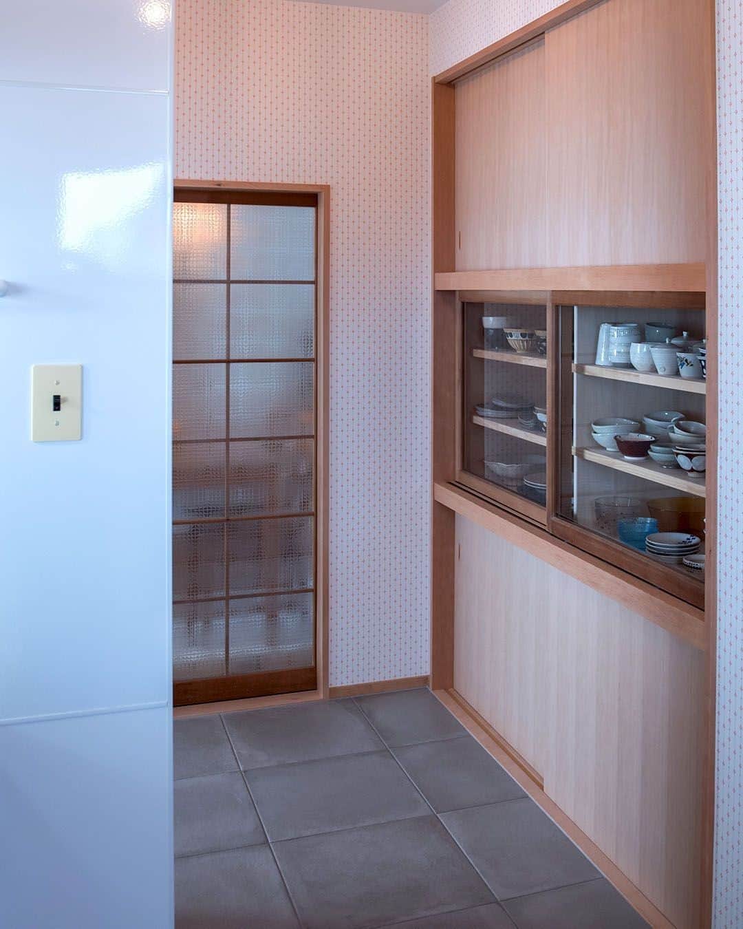 パパママハウスさんのインスタグラム写真 - (パパママハウスInstagram)「お台所の一角にある食器棚。⠀ この空間に合わせて製作。⠀ 日本家具は繊細です。⠀ それば美しさに繋がります。⠀ ⠀ ⠀ －－－－－－－－－－－－－－－－⠀ ㅤㅤㅤㅤㅤㅤㅤㅤㅤㅤㅤㅤㅤ⠀ 暮らしを楽しむ⠀ @papamamanhouse ⠀ ㅤㅤㅤㅤㅤㅤㅤㅤㅤㅤㅤㅤㅤ⠀ －－－－－－－－－－－－－－－－ㅤㅤ⠀ ⠀ #パパママハウス ⠀ #papamamanhouse ⠀ #大好きな暮らしを ⠀ ㅤㅤㅤㅤㅤㅤㅤㅤㅤㅤㅤㅤㅤ⠀ #注文住宅  #リノベーション #住まい #オーダーメイドの家 #新築一戸建て #丁寧な暮らし #自由設計 #施工事例 #建築実例 #マイホーム計画中 #マイホーム #工務店 #家づくり #心地いい家 #古家具が似合う #キッチン #食器棚 #間取りアイデア #襖 #台所 #日本家具 #古民家 #昭和モダン #家づくりアイデア #暮らしを楽しむ #愛知 #名古屋」5月3日 21時00分 - papamamanhouse