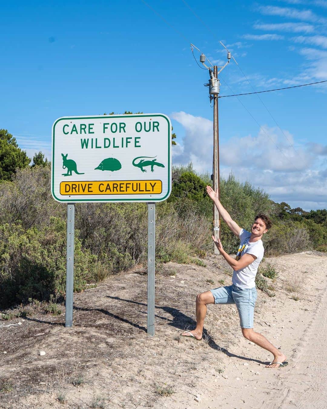 アラン・ディクソンさんのインスタグラム写真 - (アラン・ディクソンInstagram)「Nature is healing, we are the virus. Crazy to see wildlife reclaiming cities because of the lockdown. On top of that, we have a new meme. #wearethevirus  The one good thing in Australia is that there are now less cars on the road, meaning there will be less animals hit by cars. 🐾  #wildlife #coronavírus#natureishealing #nature #airpollution #waterpollution #animals #kangaroos #adelaide #australia #japan #lockdown #deers #nara #naradeer #goats」5月3日 21時06分 - daxon