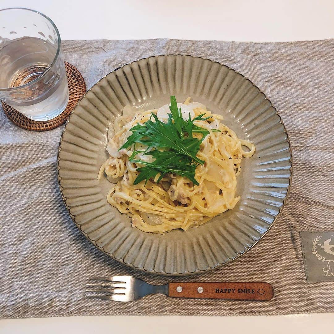 柏山奈々美のインスタグラム：「お昼ごはんに作ったパスタ🍝 ツナとオニオンのクリームパスタだよ。 これかなり美味しい〜。 仕上げに粗挽き胡椒をかけるとアクセントになって良かった！  #おうちごはん #うちごはん #料理 #自炊女子」