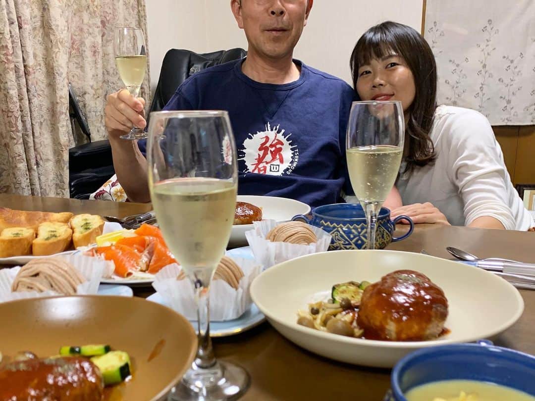 のインスタグラム：「- 基本的には榎本家の女性陣に冷たく遇らわれる父👨🏻(それでもめげないしつこさの持ち主) - しかし父の愛情たるやとてもすごいもの。それも分かってるので、誕生日のお祝いくらいはね🍽🥂 - #GWが十数年ぶりに家 #強者Tシャツ #誕生日は今日じゃないけど #今日は顔NG #顎はしっかりグラスに #そうこのフレーミングは母です #おうち時間」