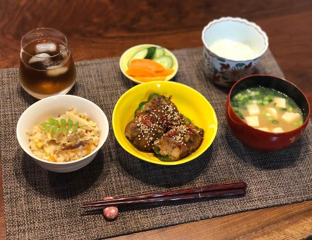 月央和沙さんのインスタグラム写真 - (月央和沙Instagram)「うちの晩ごはん👆🏻🍀 . #たけのこの炊き込みごはん #ピーマンとしいたけの肉詰め #とろろ #豆腐となめこのお味噌汁 #褒められると #調子にのるタイプです」5月3日 21時11分 - kazusa_tsukio