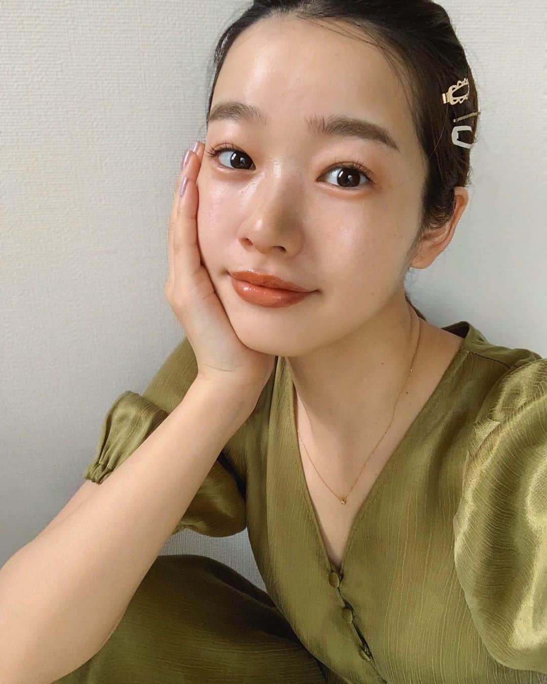 猪鼻ちひろのインスタグラム：「💚💚💚﻿ 【追加あり】 ✔️クーポンコードは会員につき1回限り有効 ✔️コードが2つ発行されます。  ①つるん肌セット用 コード : bpchihiro 期間 :  本日から〜5/8(金) 割引　: 15%OFF  ②化粧水単品用(F・マスティハ) コード : bpchihiro_special 期間 :  5/7(木)・5/8(金)限定 割引　: 15%OFF (マッシュ11%OFFとの併用は不可)  お待たせしました！お待たせし過ぎたかもしれません！﻿ 先日気持ち高まり過ぎてフライング告知したのですが、﻿ 大大大好きな @biople さまが！！！﻿ わたし超絶イチオシのキットを作ってくださいました🥺🧡 (期間限定！短いです！その代わり超お得に！衝撃！感謝！)﻿ ﻿ "ちひろのつるん肌セット"という﻿ なんとも恐れ多い名前を付けてくださって…感激です…！﻿ ﻿ 驚くほどお得なキット！﻿ いやぁ、本当ありがとうございます！﻿ 激推し【ちひろのつるん肌セット】の内容は﻿ ﻿ ① 洗顔に【琉白】月桃クリアソープ 80g﻿ ②パックは【BARTH】中性重炭酸フェイスマスク 3包﻿ 実は身体もつるっつるだよ！←ということで﻿ ③【ジョバンニ】ボディースクラブ﻿ のセット。﻿ ﻿ そして化粧水はこの二つから選べて完璧！﻿ ﻿ ④【F organics】ブライトニングブースターミスト 120g﻿ ⑤【Mastiha Japan】100%ピュア マスティハウォーター﻿ です。滅多に割引にならないアイテムたち、、😭🔥 (こんなにオフしてくれるのは奇跡のようなことだよね)﻿ ﻿ 大人気すぎて説明不用な気もしますが、、、！﻿ お肌にはこだわりを持って、ケアしているつもりです。﻿ 本当にオススメアイテムなので、是非ご覧下さい！﻿ 明日14時にインスタライブで詳しくお話する予定です。﻿ 是非、たのしくお喋りしましょう☺️💚 #ちひろの美容 #ちひろのお洋服 #スキンケア #スキンケアマニア #ビープルバイコスメキッチン #ビープル #biople #bioplebycosmekitchen」