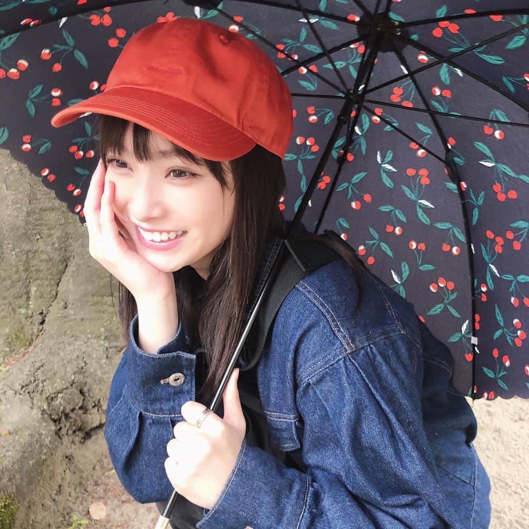 梅山恋和さんのインスタグラム写真 - (梅山恋和Instagram)「#557 #雨 #☔️ #お散歩 #さくらんぼ #🍒 #傘 #お気に入り #💗 #デニム #帽子 #amiuuwink  #あみゅこーで #おもち映え」5月3日 21時22分 - cocona_umeyama